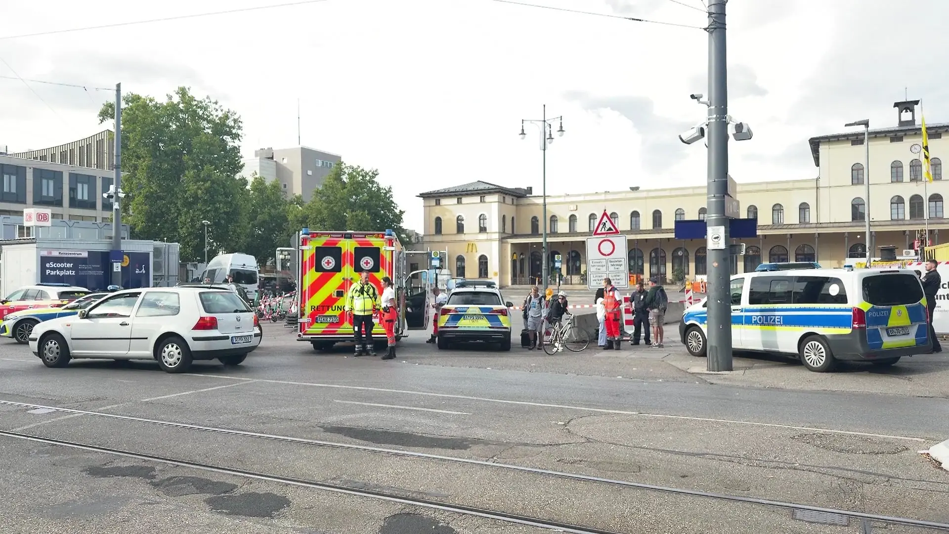 Während des laufenden Einsatzes entdecken Polizisten einen weiteren verdächtigen Gegenstand im Bereich des Hauptbahnhofs. Daraufhin wird der Bahnhof geräumt und der Zugverkehr eingestellt.