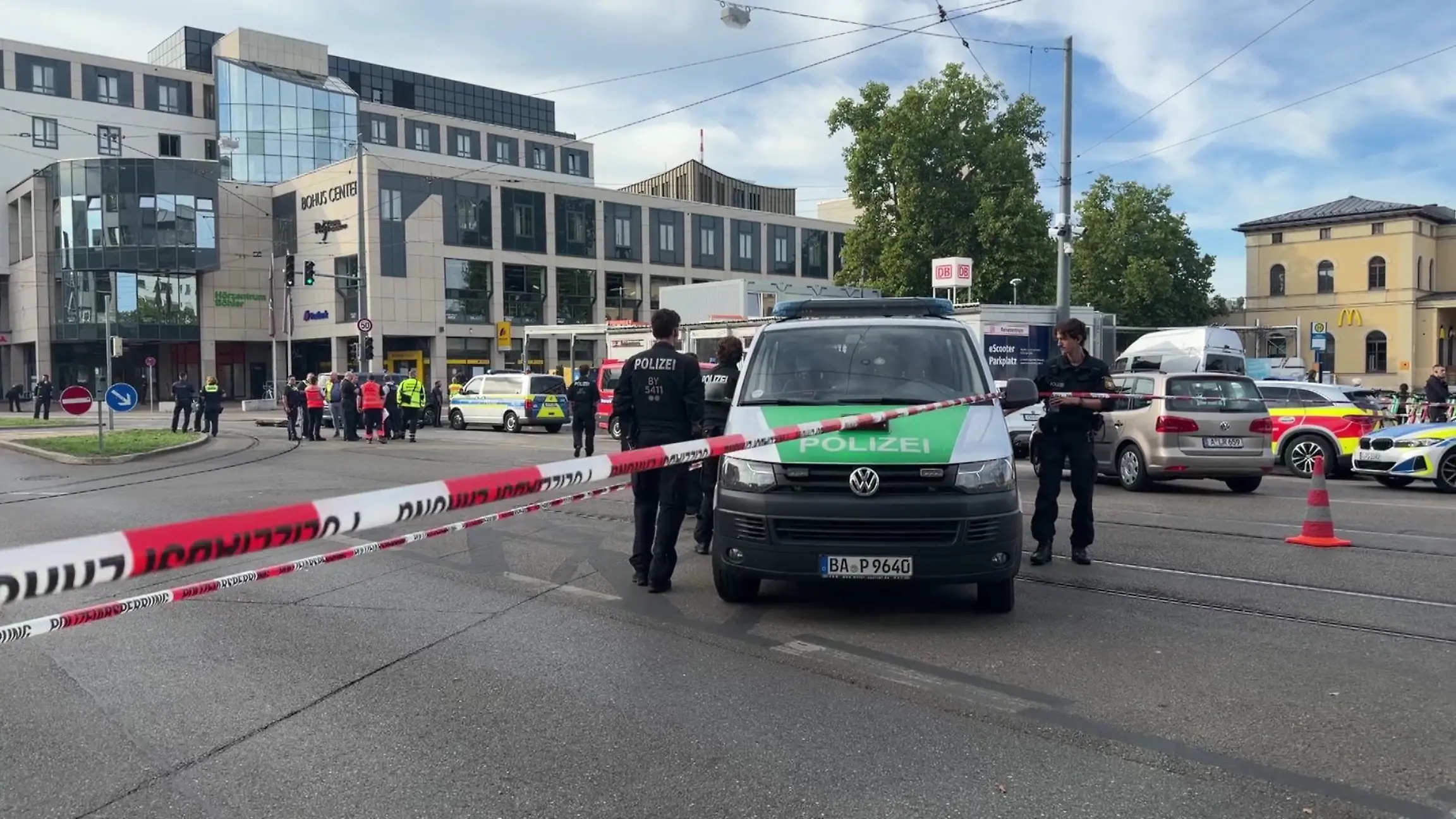 Nach der Explosion ist der Augsburger Hauptbahnhof komplett gesperrt und geräumt worden.