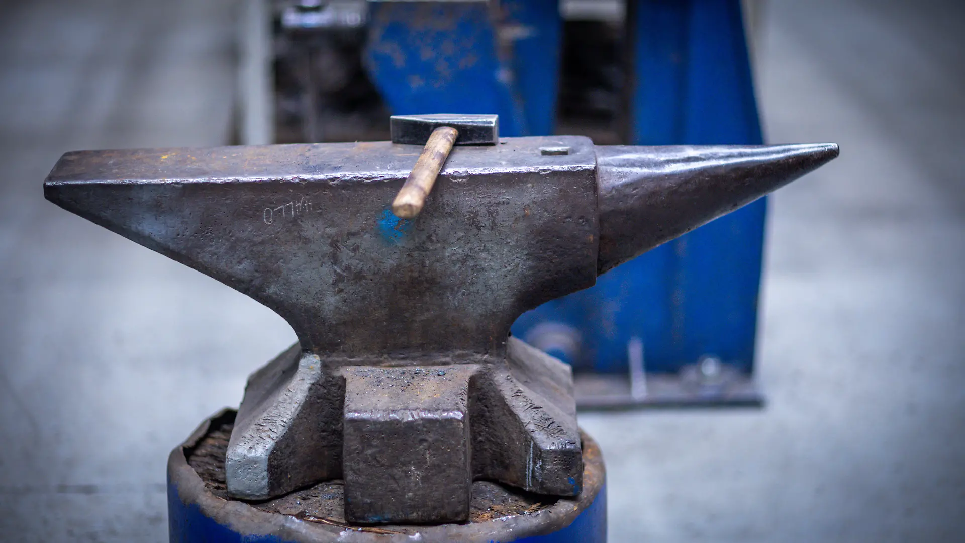 Ein Hammer liegt in der Lehrwerkstatt auf einem Amboss. Psychische Belastungen von Azubis sind einer Umfrage der Bertelsmann-Stiftung zufolge das häufigste Risiko für einen Ausbildungsabbruch. (zu dpa: «Studie: Psychische Belastungen gefährden Ausbildungserfolg») +++ dpa-Bildfunk +++