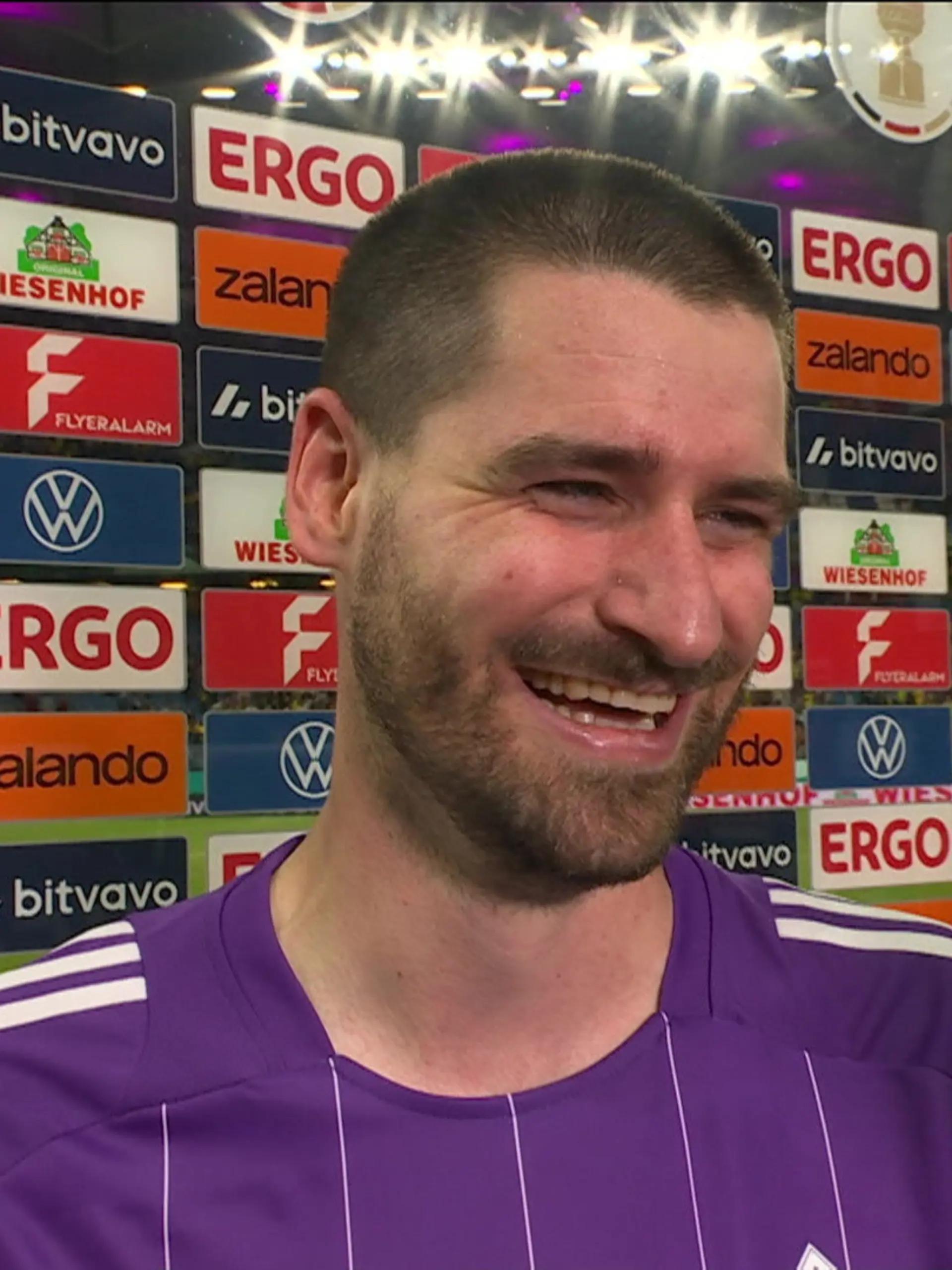 Bild zu: "Im Spiel seines Lebens wird ER zum großen Pechvogel – doch am Mikro schlägt er alle"