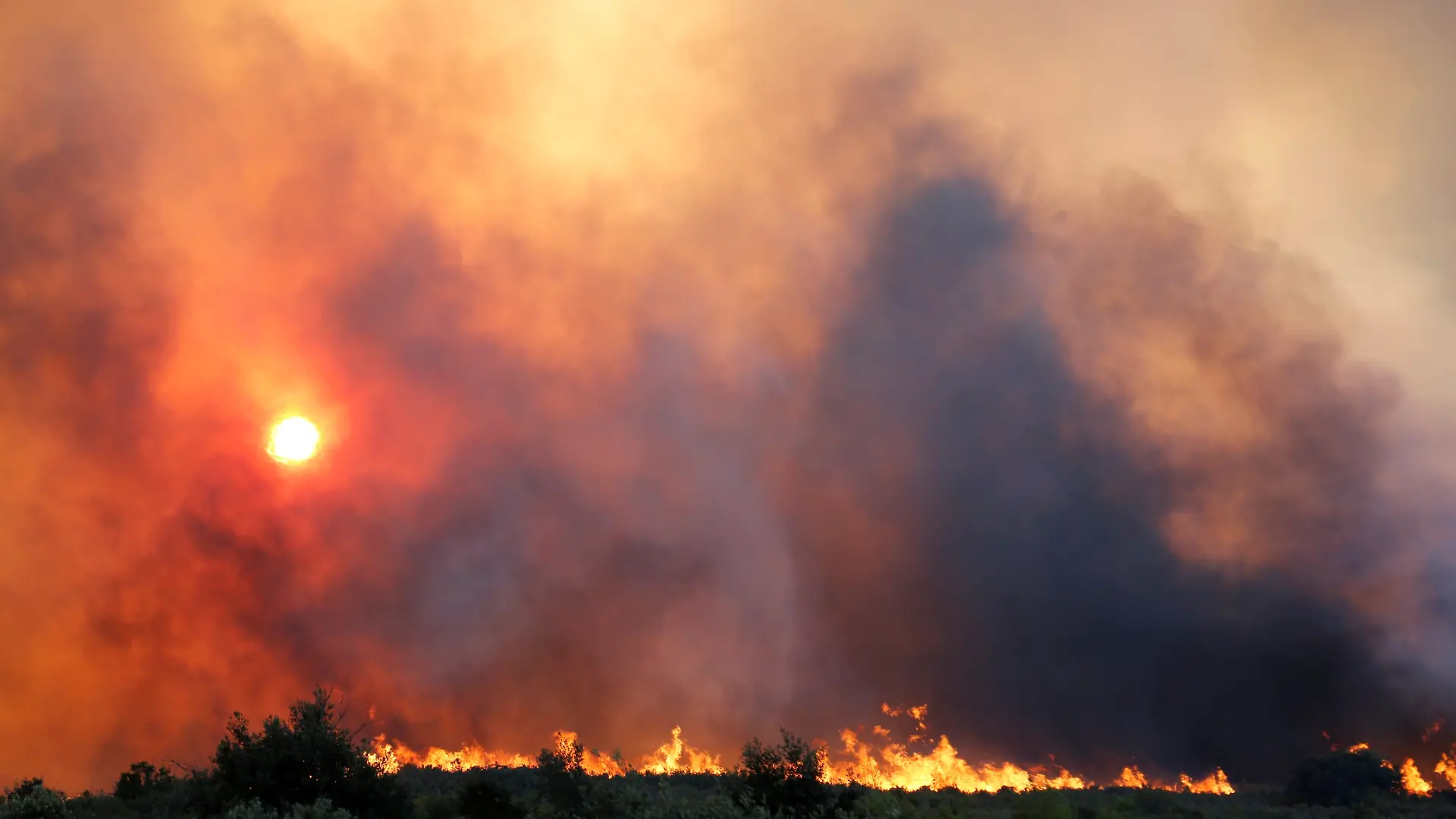 ©PHOTOPQR/LA PROVENCE ; Incendie entre Vitrolles et Marseille Le feu a traversé la D9 au niveau de la gare TGV A forest fire in southern France continued to spread Wednesday near the port city of Marseilles and forced the evacuations of up to 10,000 nearby residents, authorities said. Nearly 2,000 firefighters and suppression equipment, similar to the helicopter pictured, are fighting the flames which led to the injuries of four firefighters