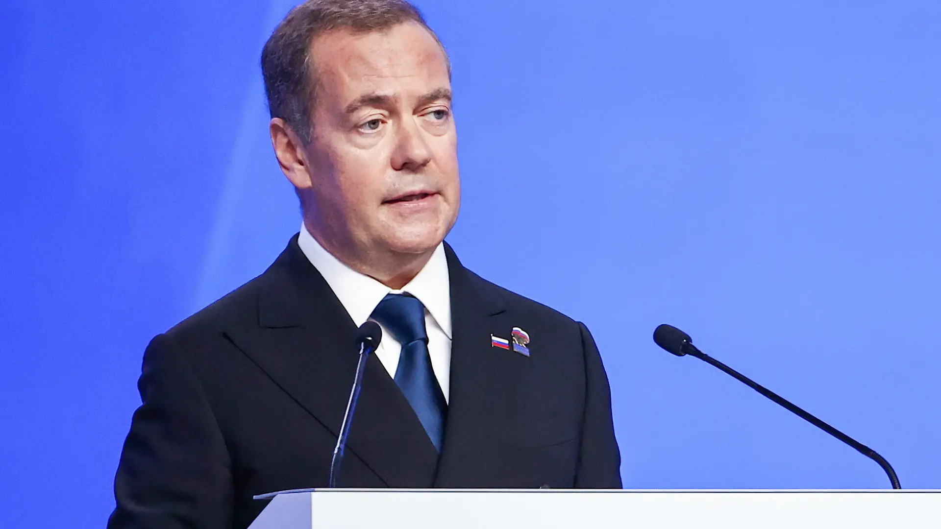 DIESES FOTO WIRD VON DER RUSSISCHEN STAATSAGENTUR TASS ZUR VERFÜGUNG GESTELLT. [RUSSIA, MOSCOW - AUGUST 22, 2026: Russian Security Council Deputy Chairman Dmitry Medvedev addresses a plenary session as part of Stage 2 of the United Russia Party's Congress ahead of the 2026 Russian State Duma election, at Megasport Sports Palace. Mikhail Tereshchenko/TASS]