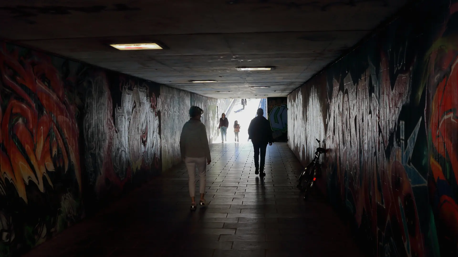 Tunnel mit Fußgänger