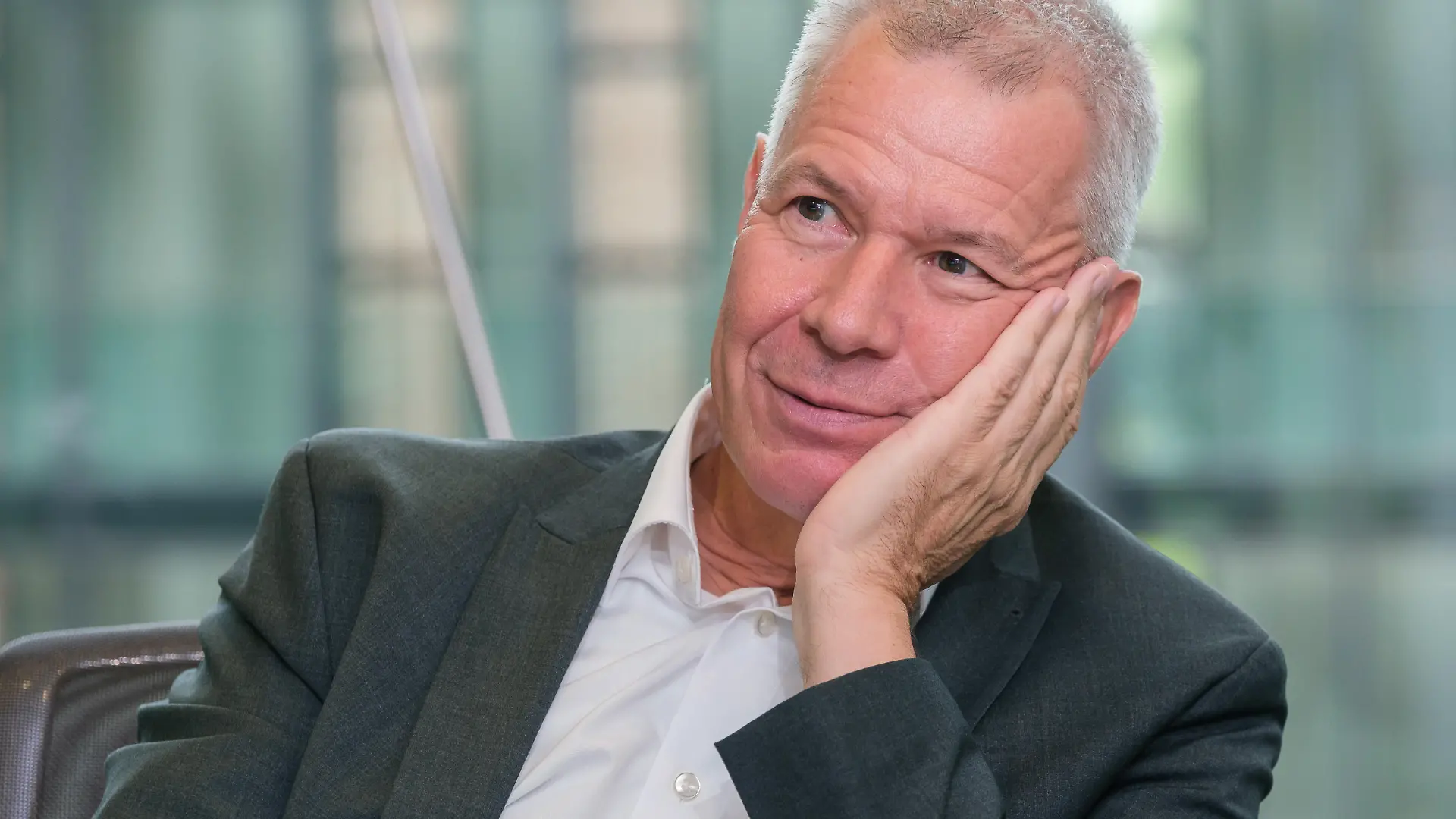 Peter Kloeppel, deutscher Journalist und Fernsehmoderator, im Gespraech mit dem Evangelischen Pressedienst (epd) am 09.08.2024 in Koeln. Seit 1992 ist er Chefmoderator von RTL Aktuell, ausserdem war er von 2004 bis 2014 Chefredakteur von RTL.