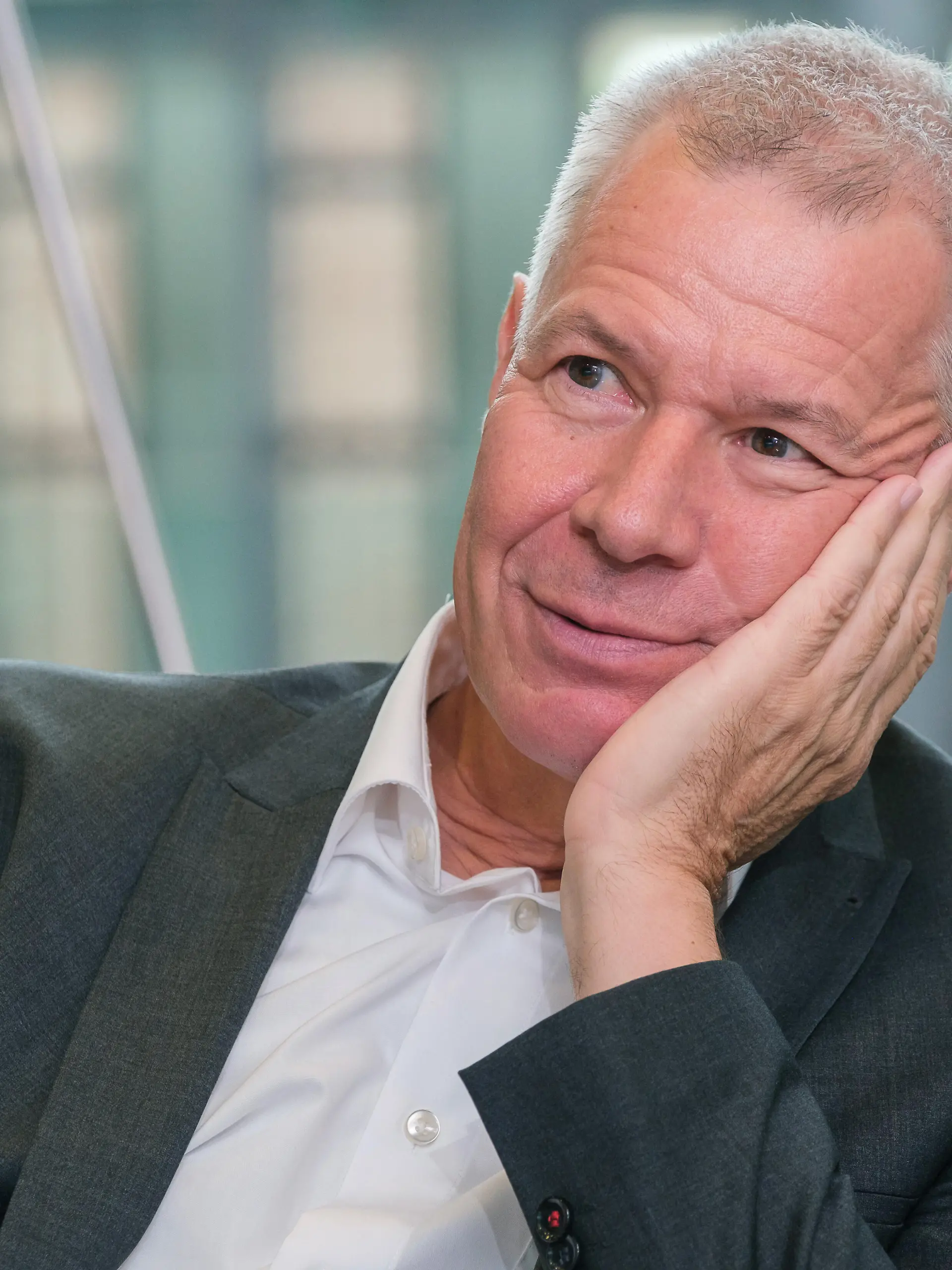 Peter Kloeppel, deutscher Journalist und Fernsehmoderator, im Gespraech mit dem Evangelischen Pressedienst (epd) am 09.08.2024 in Koeln. Seit 1992 ist er Chefmoderator von RTL Aktuell, ausserdem war er von 2004 bis 2014 Chefredakteur von RTL.