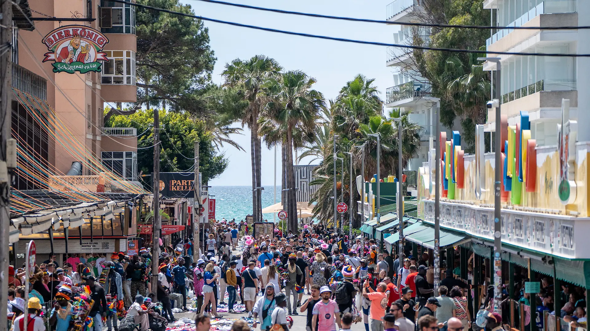 In der berüchtigten Schinkenstraße an der Playa de Palma eskaliert ein Streit zwischen deutschen Urlaubern und einem Türsteher. (Symbolbild)