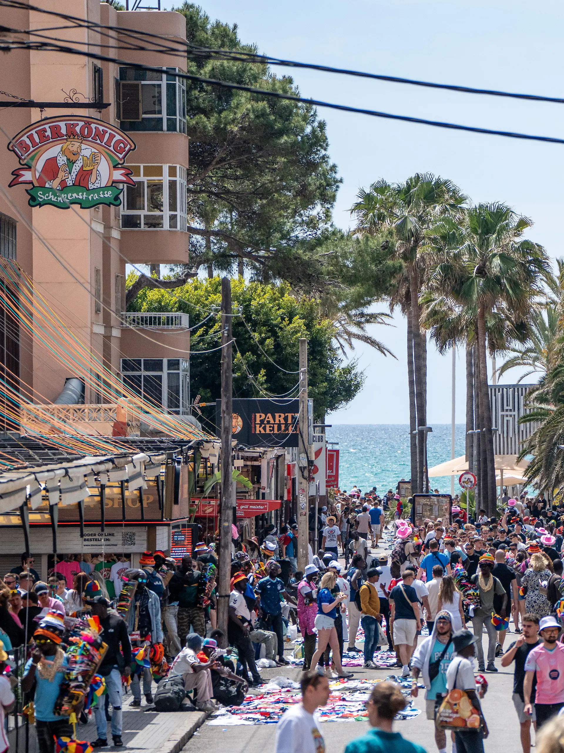 In der berüchtigten Schinkenstraße an der Playa de Palma eskaliert ein Streit zwischen deutschen Urlaubern und einem Türsteher. (Symbolbild)