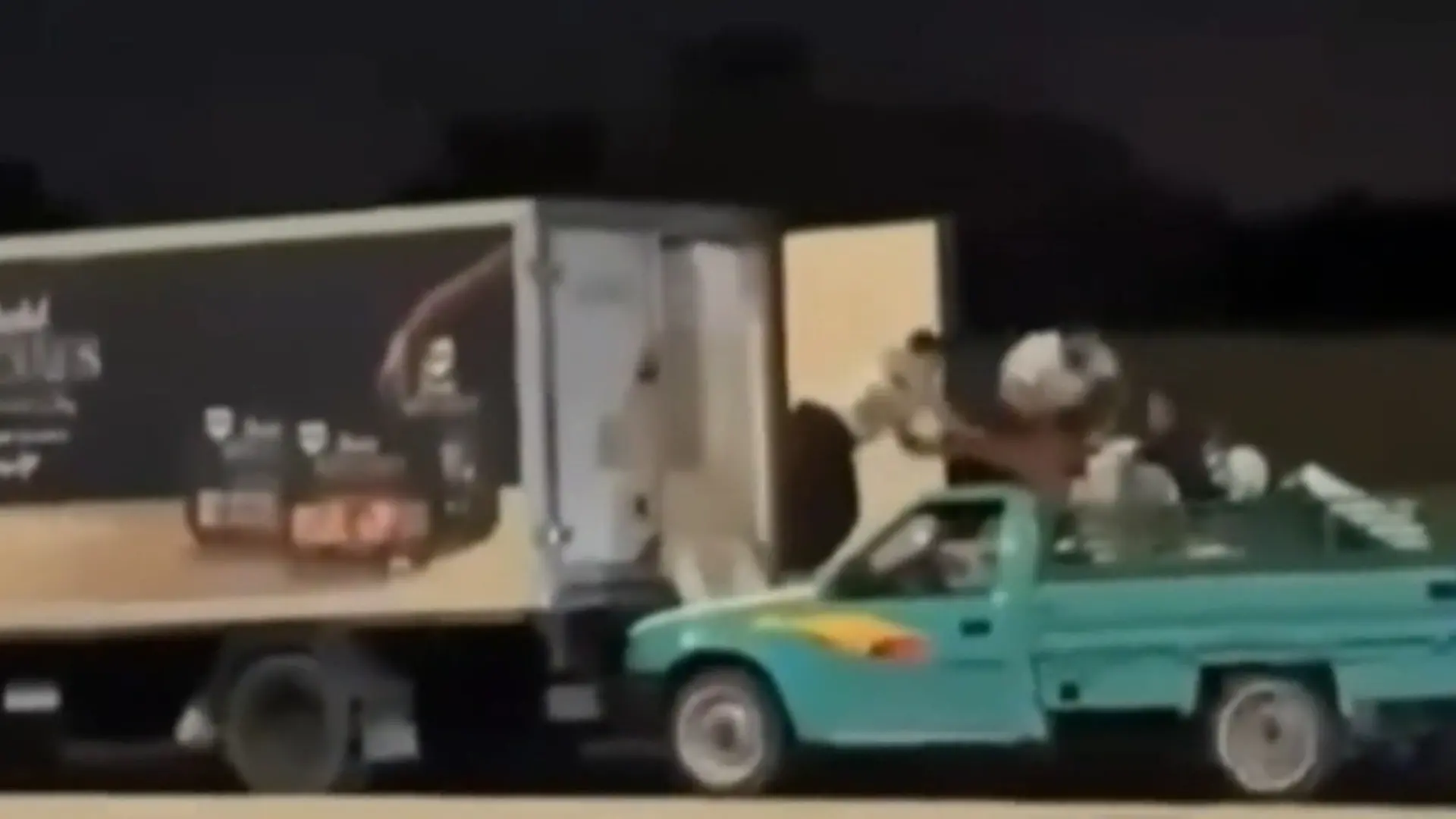 105 Kilo Hühnchen weg! Lkw WÄHREND der Fahrt auf Autobahn leergeräumt Riskanter Beutezug