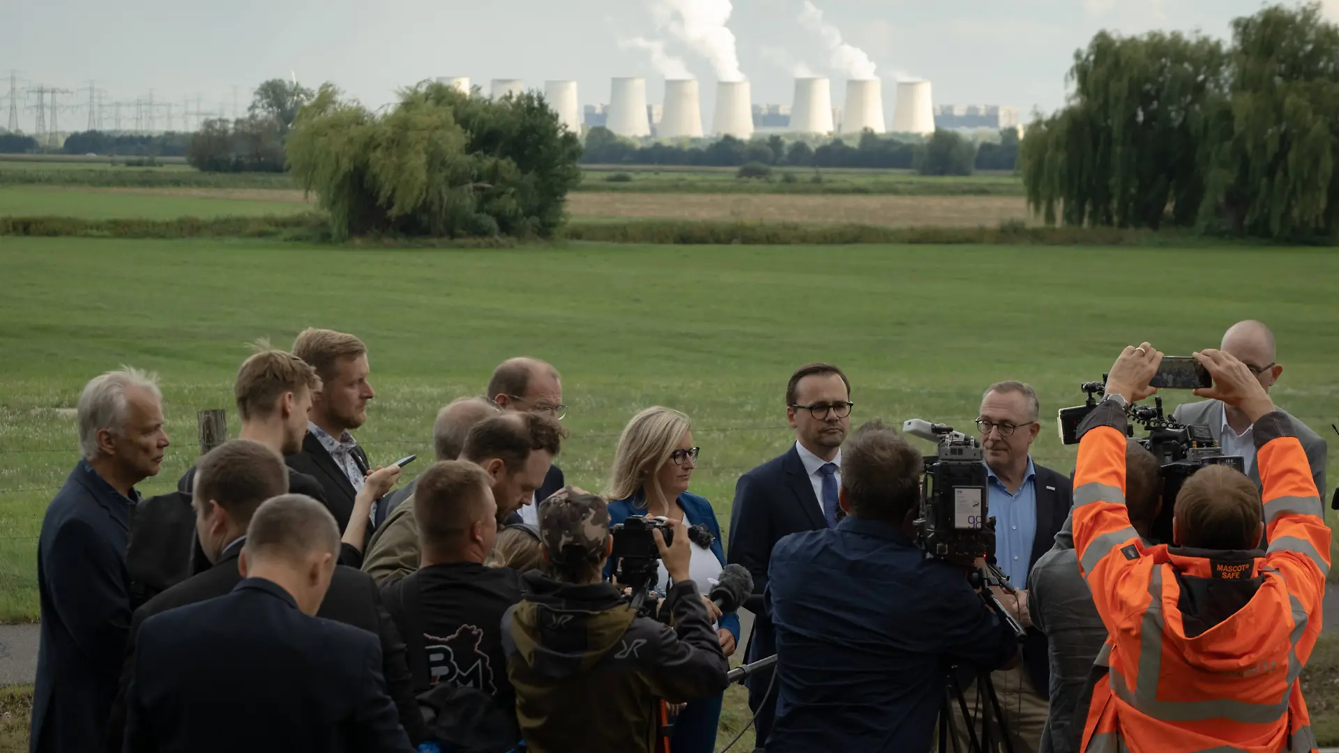 September 1, 2026, Turnow Preilack, Germany: Brandenburg officials speak to the media near the site where improvised rockets reportedly struck a power substation. A power plant is seen in the background. Authorities are investigating the incident. Brandenburgs economy minister Martina Klement and Interior Minister Dr. Jan Redmann Turnow Preilack Germany PUBLICATIONxINxGERxSUIxAUTxONLY - ZUMAs319 20260901_znp_s319_023 Copyright: xGabyxSchuetzex