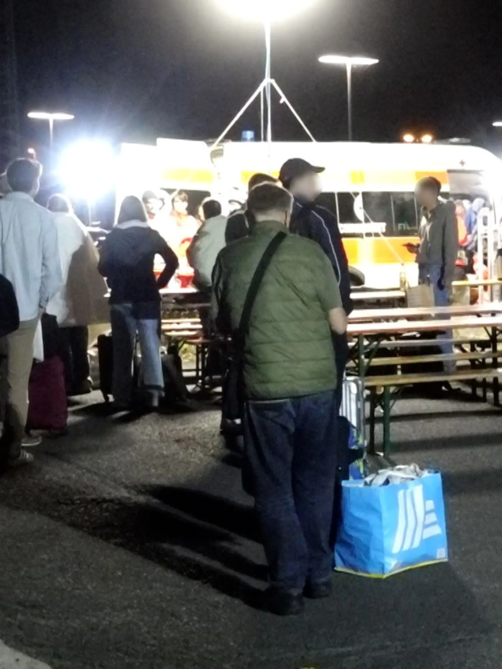 Polizei und Rettungskräfte sind nach dem Vorfall mit dem ICE im Großeinsatz. Rund 300 Einsatzkräfte beteiligen sich an der Suchaktion entlang der Bahnstrecke.