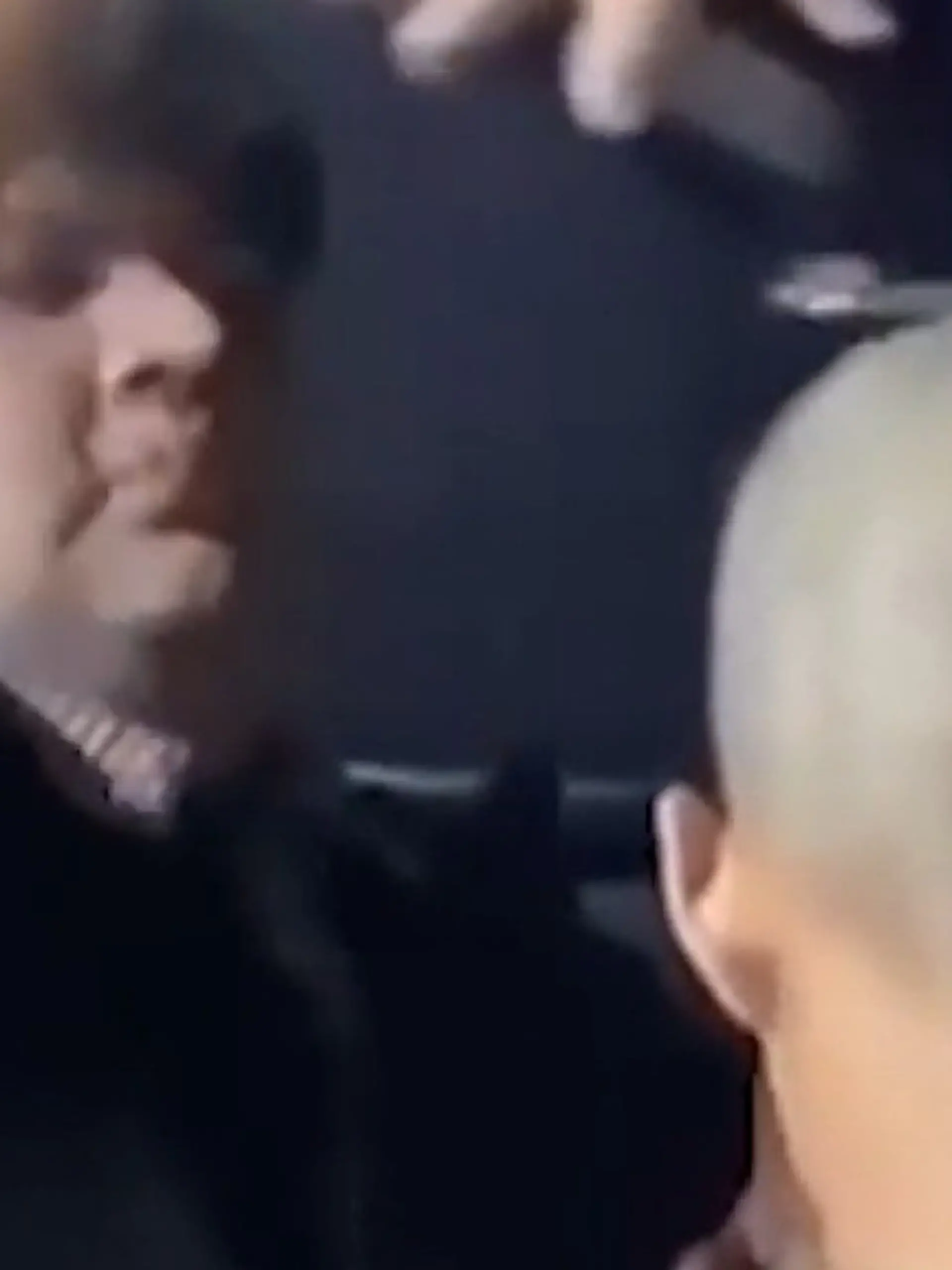 Bild zu: "18-Jährige plötzlich oben ohne – weil sie Rechnung nicht zahlen kann!"