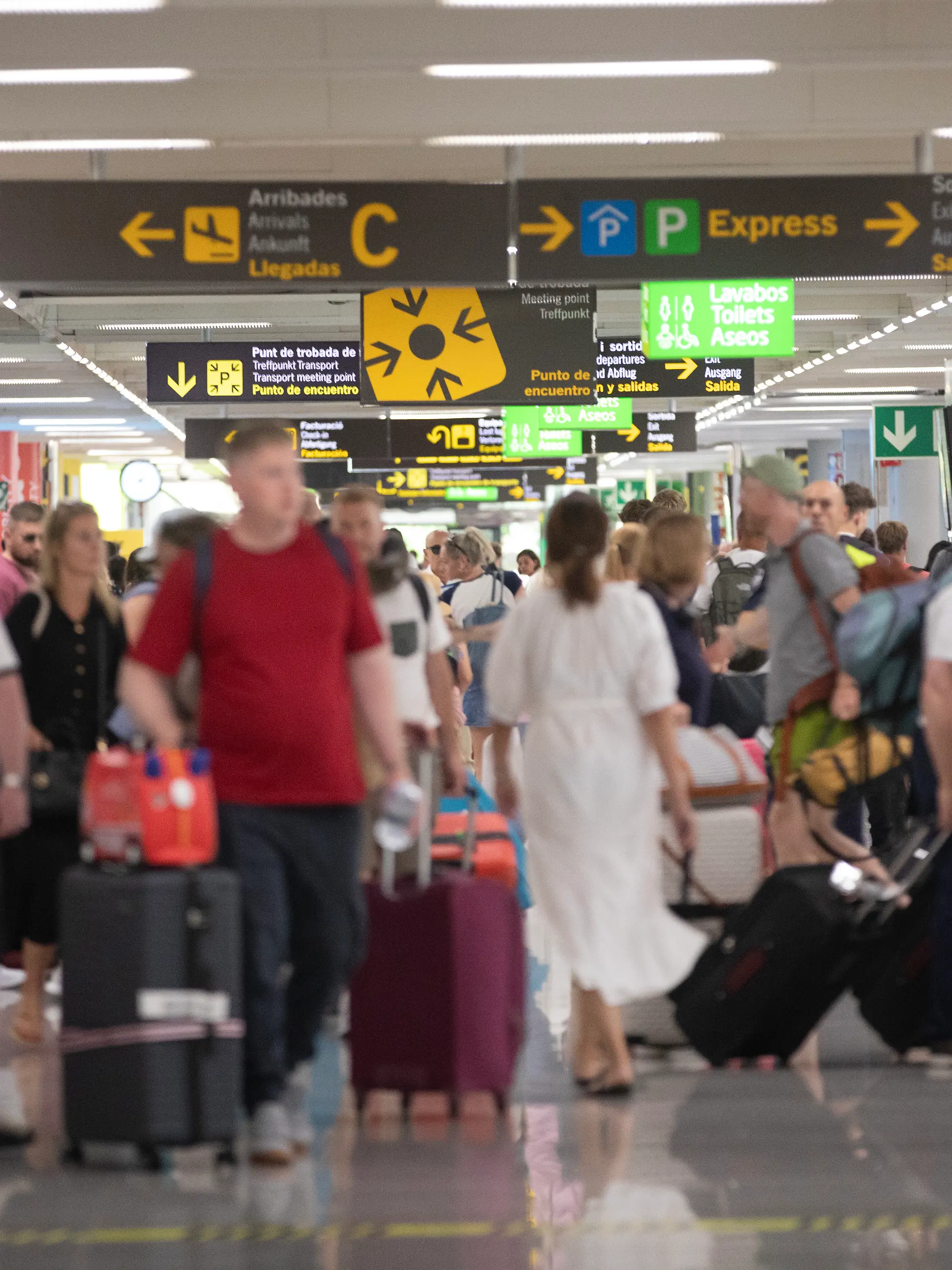 Am Flughafen Palma de Mallorca soll eine Passagierin nach einem Streit um den Residentenrabatt auf eine Airline-Mitarbeiterin eingeschlagen haben. (Archivbild)