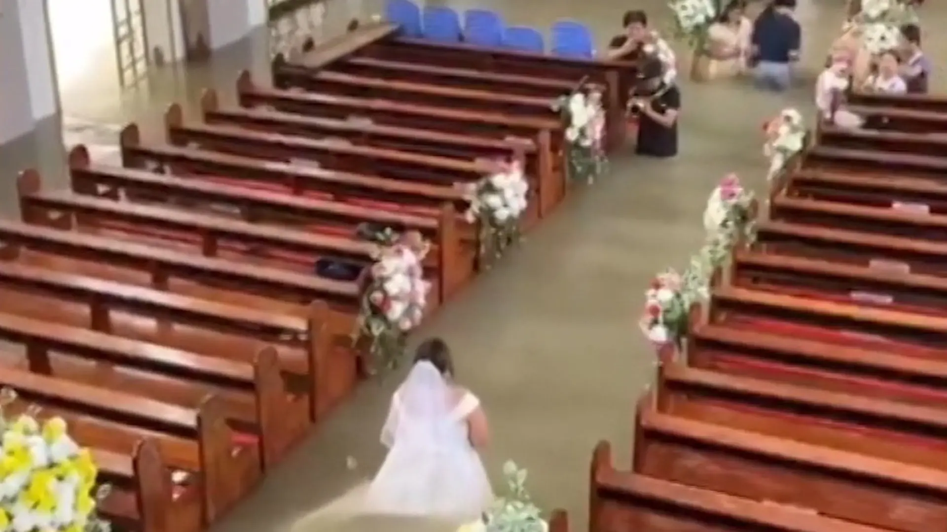 Kirche voll unter Wasser! Braut muss sich durch die Fluten zum Altar kämpfen Hochzeit nach heftigem Unwetter