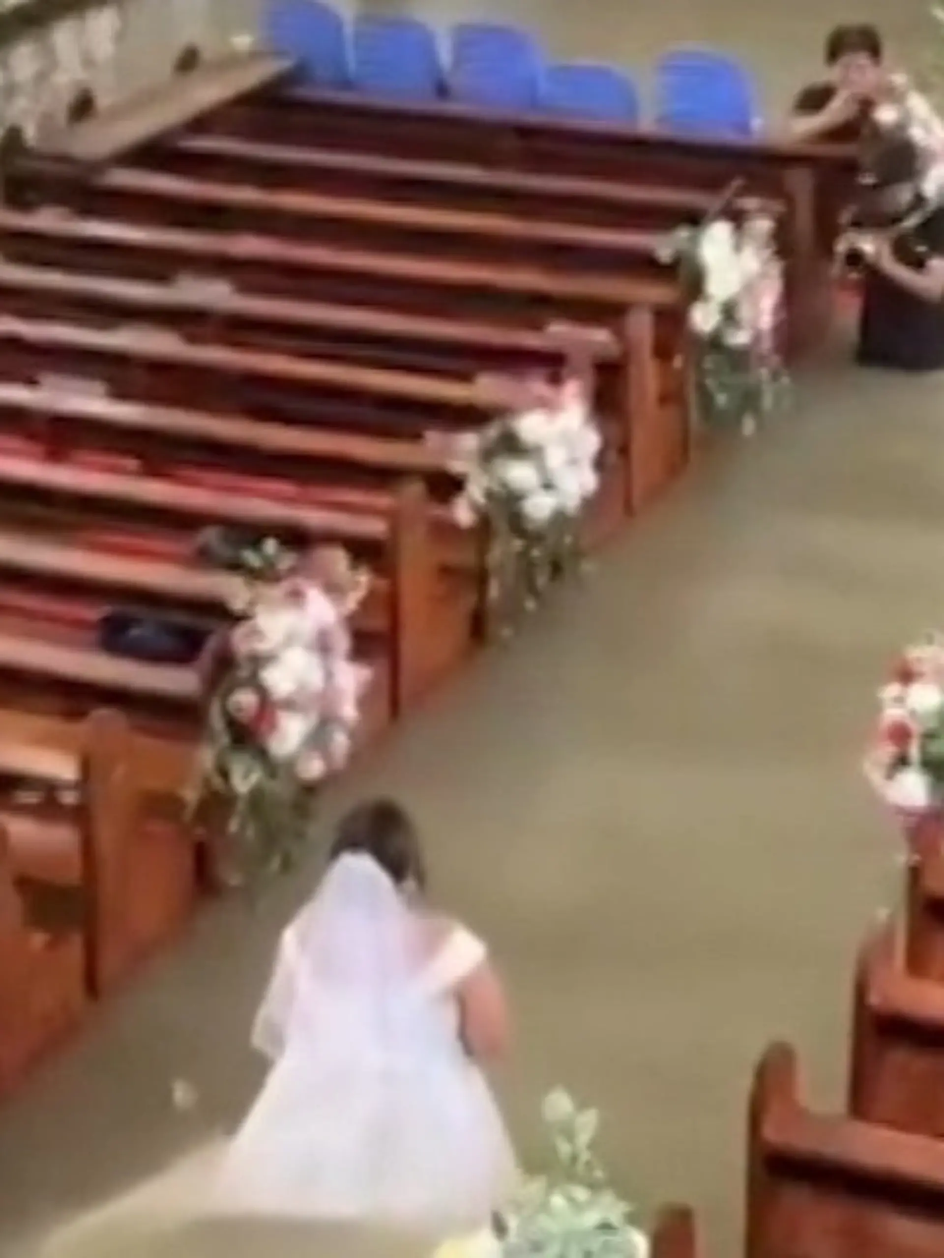Bild zu: "Kirche voll unter Wasser! Braut muss sich durch die Fluten zum Altar kämpfen"