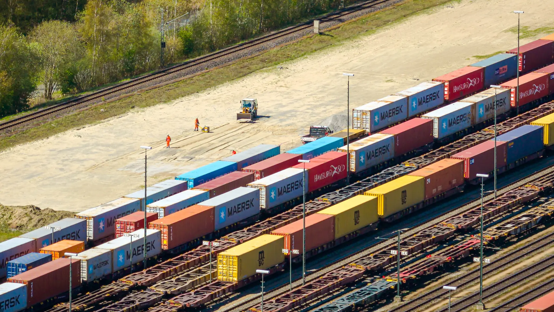 Der Hafenbahnhof Speckenbüttel (Aufnahme mit einer Drohne). Der Bahnhof Speckenbüttel ist der zentrale Knotenpunkt des Schienengüterverkehrs in den Bremischen Häfen. Künftig sollen nun sieben zusätzliche Vorstellgleise sowie ein modernes elektronisches Stellwerk die Kapazität und Effizienz dieser Drehscheibe für den Schienenverkehr noch weiter erhöhen.