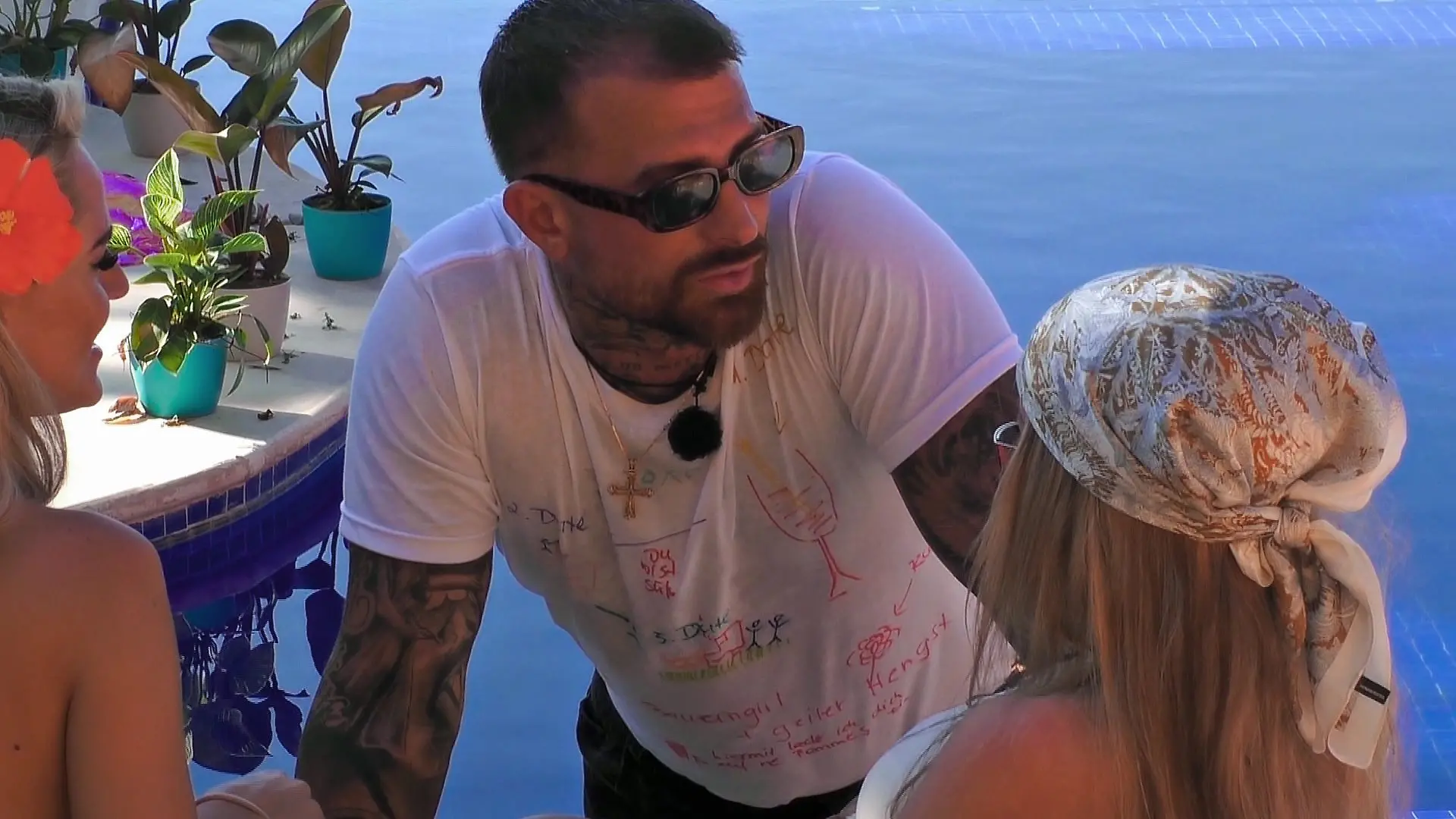 Bei „Ex on the Beach” gesteht Gigi einer Frau seine Liebe.
