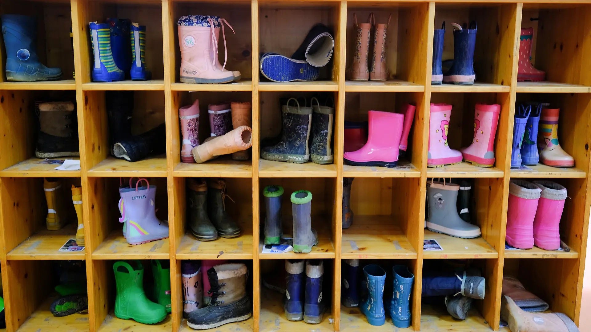 ARCHIV - 05.05.2026, Baden-Württemberg, Stuttgart: Kinderstiefel stehen in einem Kindergarten in einem Regal. (zu dpa: «Prien: Kita-Gesetz als «Gamechanger» für frühe Bildung») Foto: Bernd Weißbrod/dpa +++ dpa-Bildfunk +++
