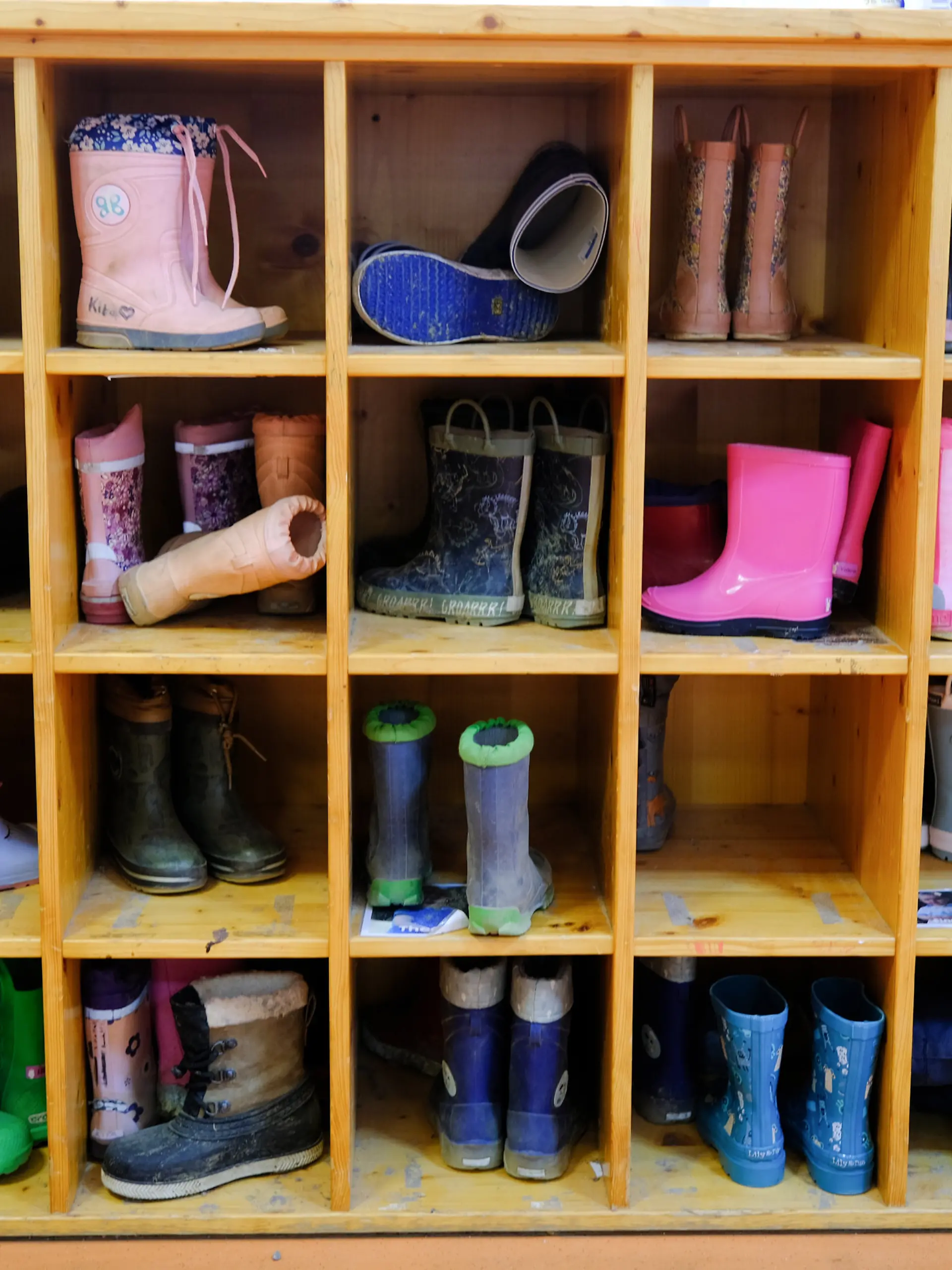 ARCHIV - 05.05.2026, Baden-Württemberg, Stuttgart: Kinderstiefel stehen in einem Kindergarten in einem Regal. (zu dpa: «Prien: Kita-Gesetz als «Gamechanger» für frühe Bildung») Foto: Bernd Weißbrod/dpa +++ dpa-Bildfunk +++