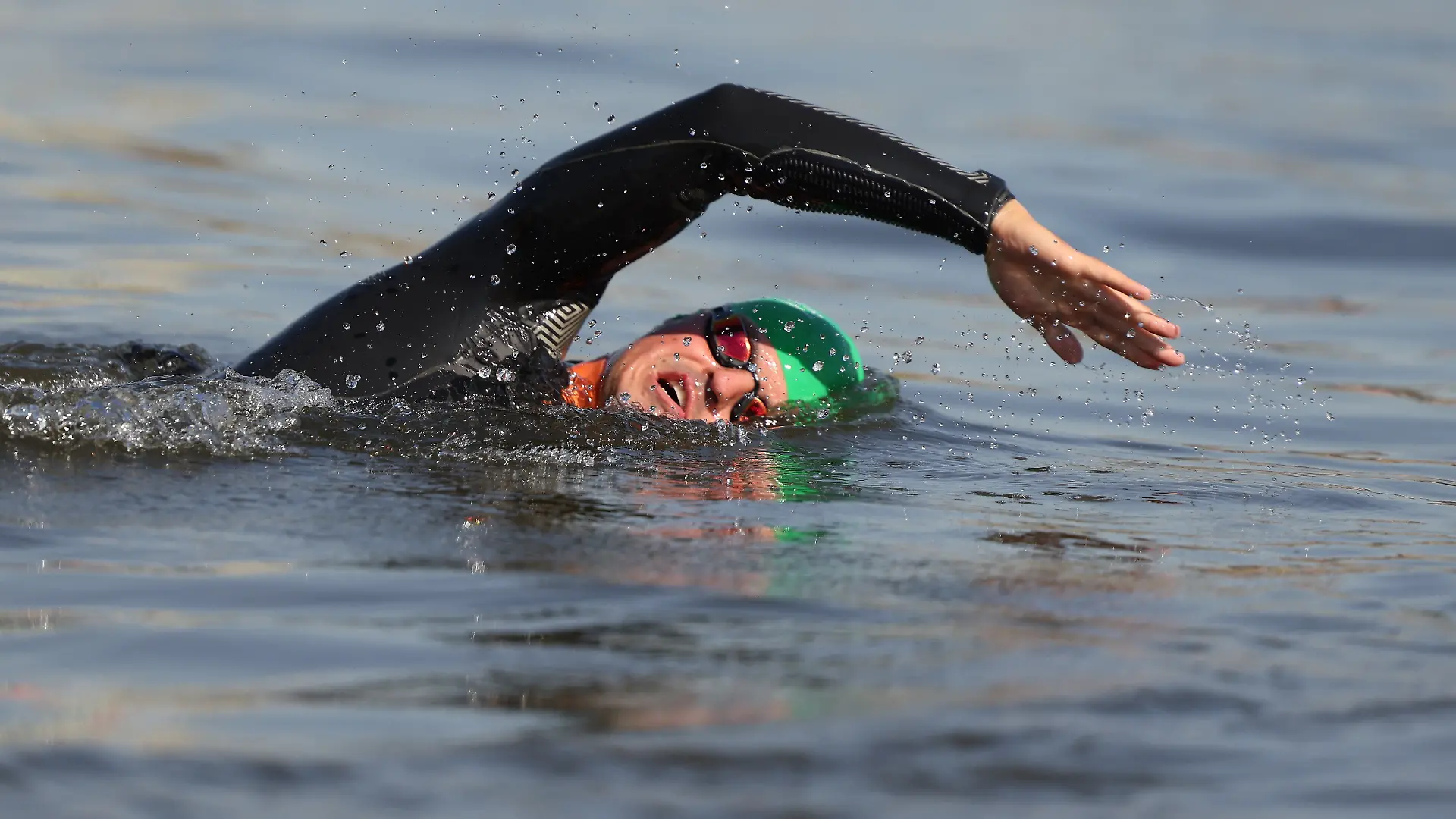 Langstreckenschwimmer Joseph Heß schwimmt im Rhein in Düsseldorf. Seit 11. Juni krault Heß den Rhein hinab. In nur 25 Tagen will er den Rhein von der Quelle bis zur Mündung bezwingen, doch die erste Halbzeit seiner Extremtour war von einigen Pannen überschattet.