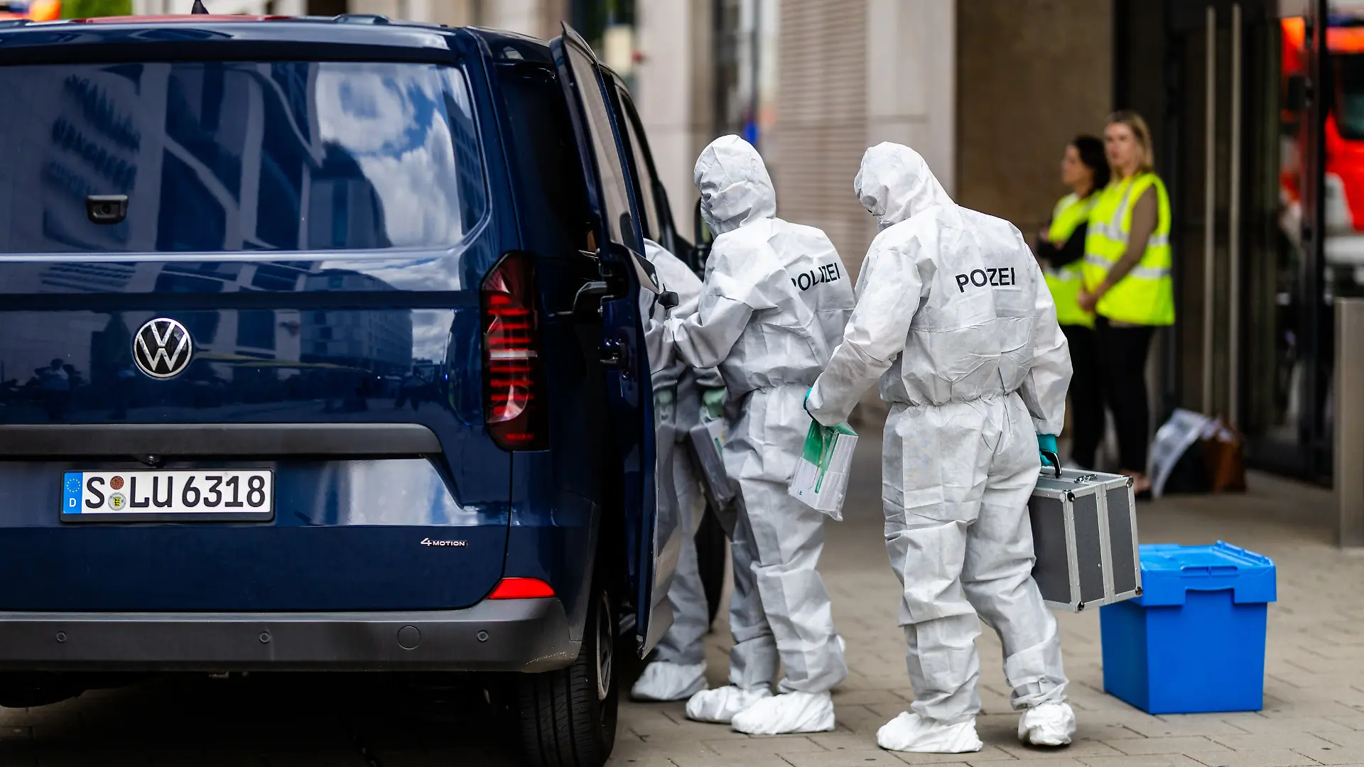 ARCHIV - 23.07.2026, Baden-Württemberg, Stuttgart: Beamte der Spurensicherung stehen bei einem größeren Polizeieinsatz vor einem Einkaufszentrum in der Innenstadt.  (zu dpa: «Frau stirbt nach Angriff in Stuttgarter Einkaufszentrum») Foto: Christoph Schmidt/dpa +++ dpa-Bildfunk +++