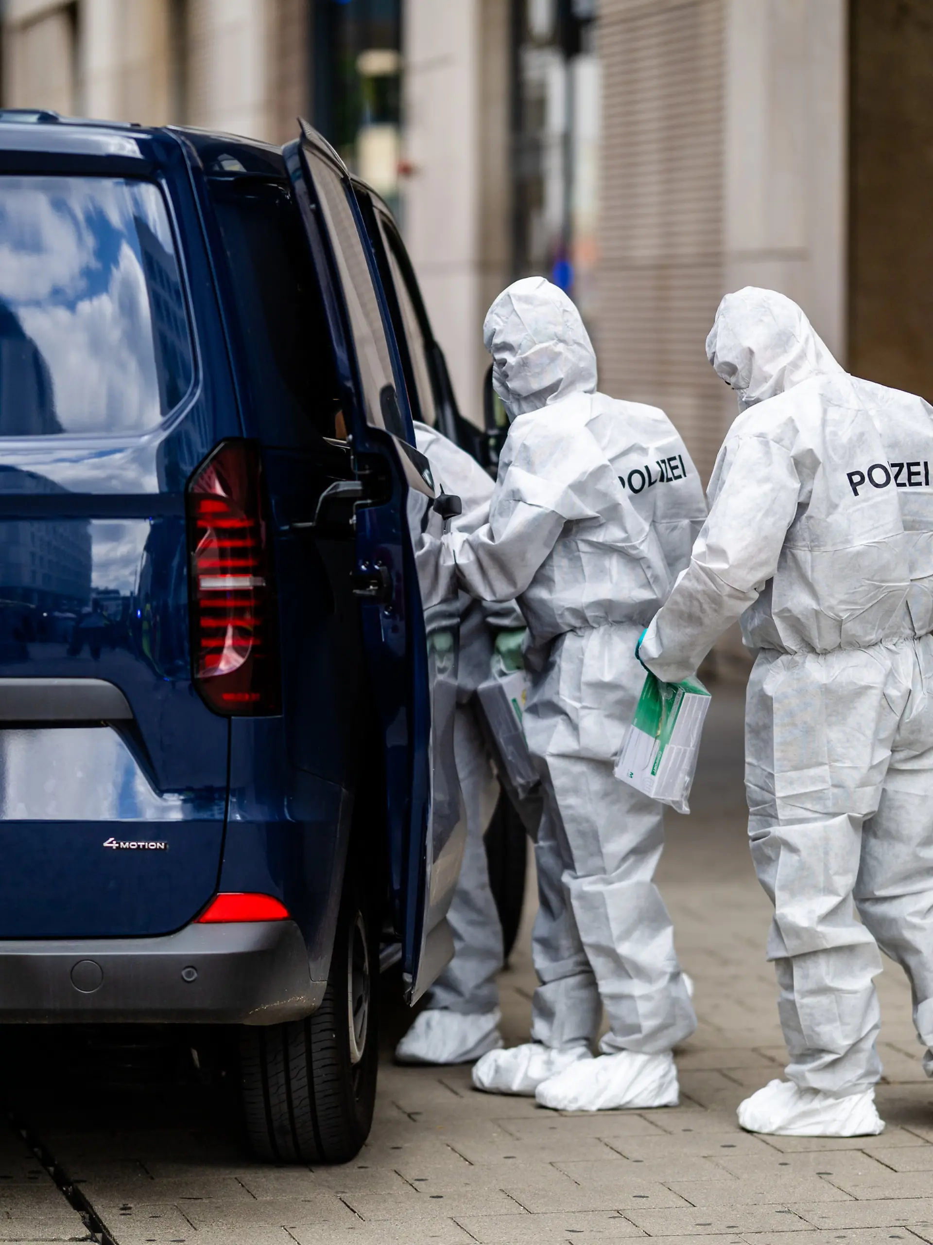 ARCHIV - 23.07.2026, Baden-Württemberg, Stuttgart: Beamte der Spurensicherung stehen bei einem größeren Polizeieinsatz vor einem Einkaufszentrum in der Innenstadt.  (zu dpa: «Frau stirbt nach Angriff in Stuttgarter Einkaufszentrum») Foto: Christoph Schmidt/dpa +++ dpa-Bildfunk +++