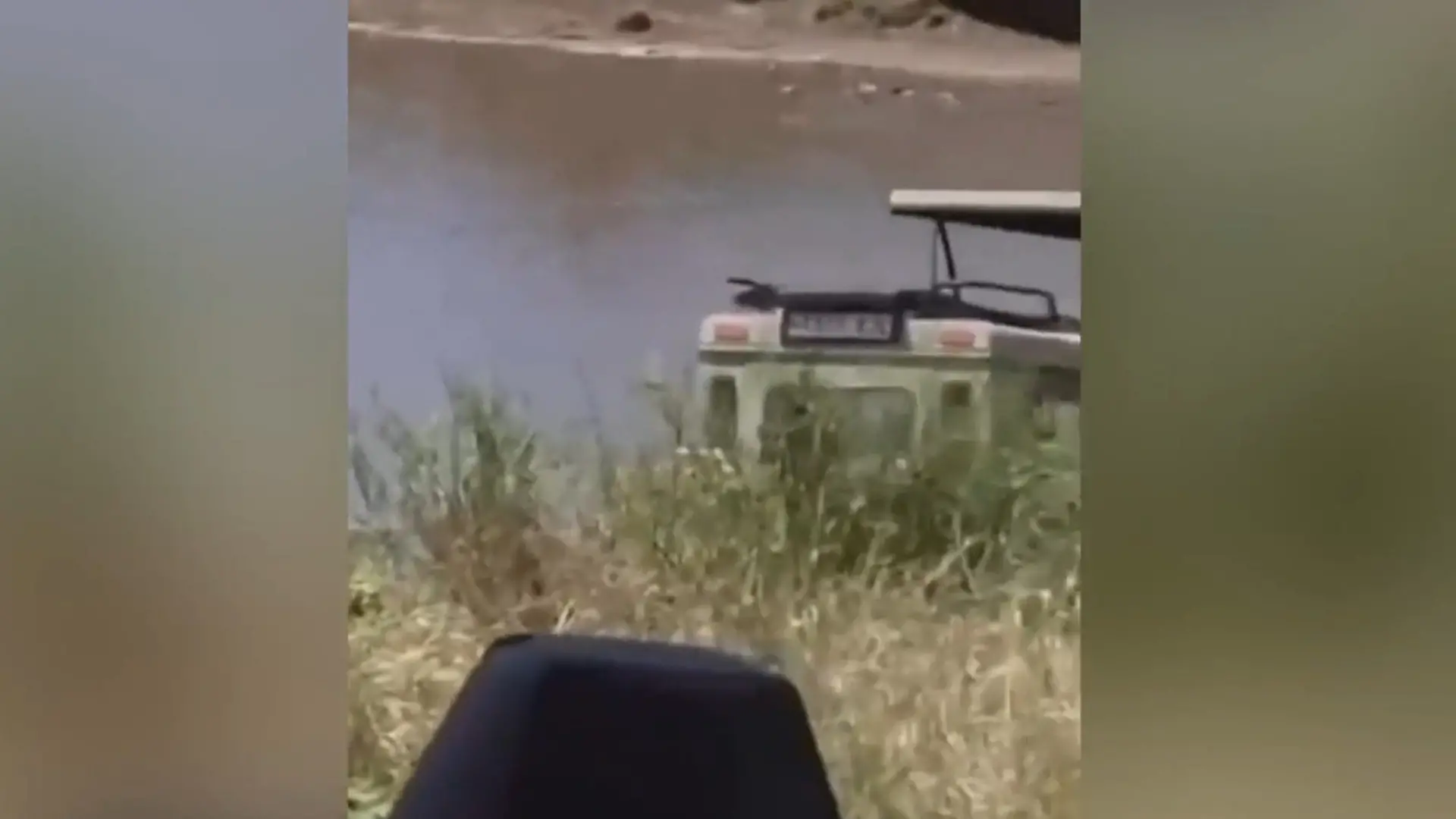 Touristen-Jeep stürzt Richtung Wasser – in dem Krokodile auf Beute lauern! Große Wanderung im Serengeti-Nationalpark