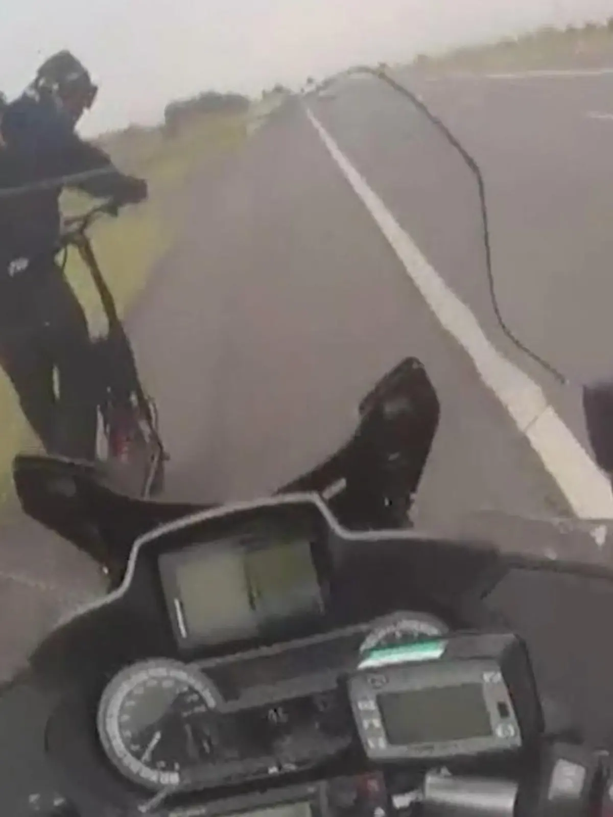 Mit schlappen 94 km/h wurde ein Mann im australischen Canberra geblitzt. Kaum zu glauben: Er fährt kein Auto, sondern einen gepimpten E-Scooter! Die wilde Verfolgungsjagd mit der Polizei sehen Sie im Video.
