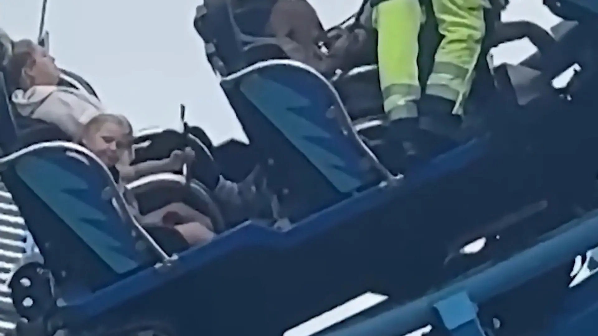 Achterbahn-Albtraum! 27 Fahrgäste sitzen stundenlang in schwindelerregender Höhe fest Plötzlich geht nichts mehr