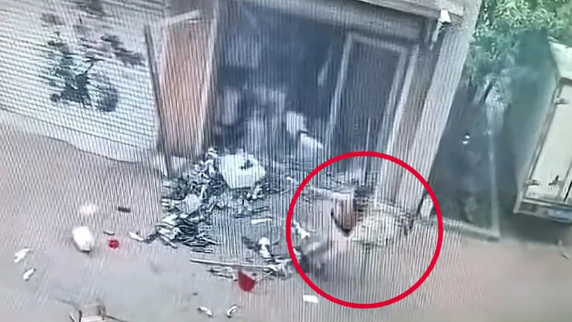 Halbnackte Flucht! Explosion reißt Mann die Kleidung vom Leib Funke löst Chaos aus