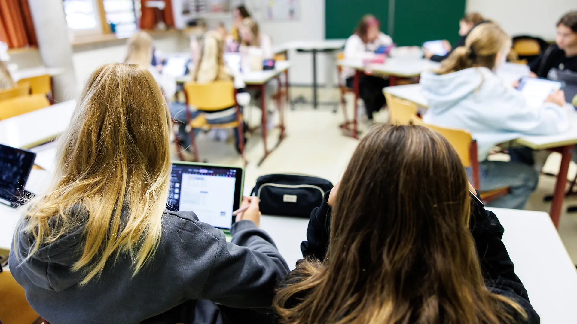 Schülerinnen einer sechsten Klasse arbeiten sich in einem Klassenraum an der Maria-Ward-Realschule in Schrobenhausen (Bayern) während einer Unterrichtsstunde an ihren Tablets. Die Schule ist Pilotschule für Digitale Lernwerkstätten, in denen sich die Schülerinnen und Schüler in einer vorbereiteten Lernumgebung im Rahmen des pädagogischen Medienkonzeptes der Schule eigenständig mit den vorgegebenen Materialien auseinandersetzen.