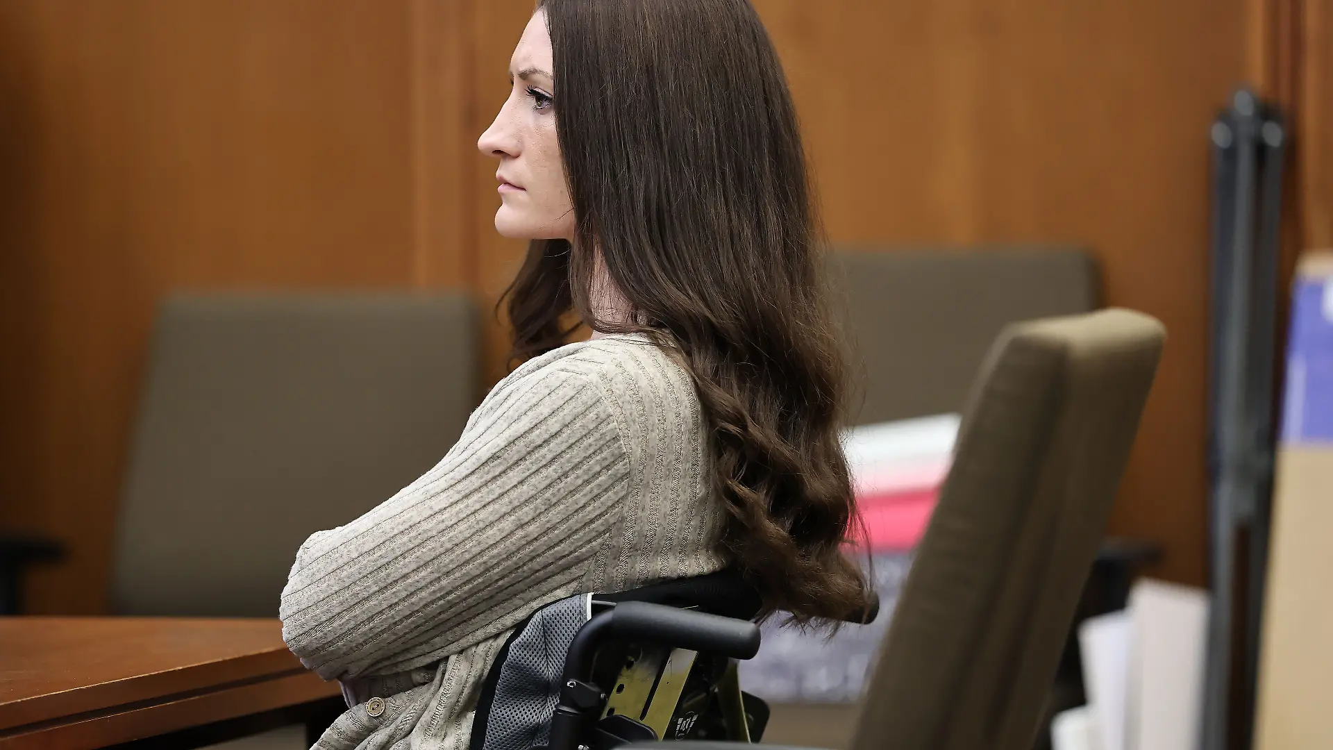 Die Angeklagte Lindsay C. hört sich im Rahmen ihres Mordprozesses vor dem Plymouth Superior Court die Aussage von Dr. Gregory Saathoff an. Die Frau steht vor Gericht, weil sie ihre drei Kinder in ihrem Haus erdrosselt hat. Die Verteidigung argumentiert, sie sei übermedikamentiert gewesen und habe an einer schweren Wochenbettpsychose gelitten. +++ dpa-Bildfunk +++