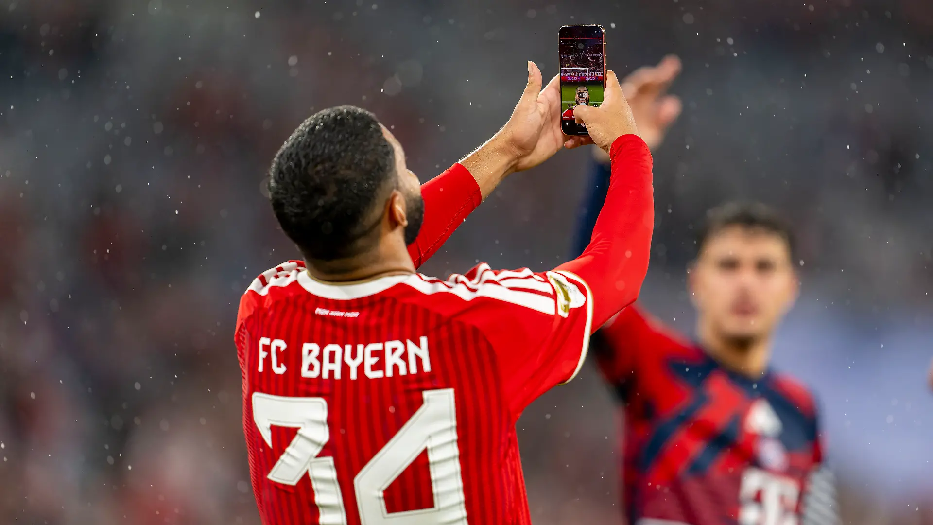 28.08.2026, Fussball Bundesliga 2026/2027, 1.Spieltag, FC Bayern Muenchen - VfB Stuttgart, in der Allianz-Arena Muenchen, Ismael Saibari (FC Bayern Muenchen) Schlussjubel mit Selfie in der Suedkurve.