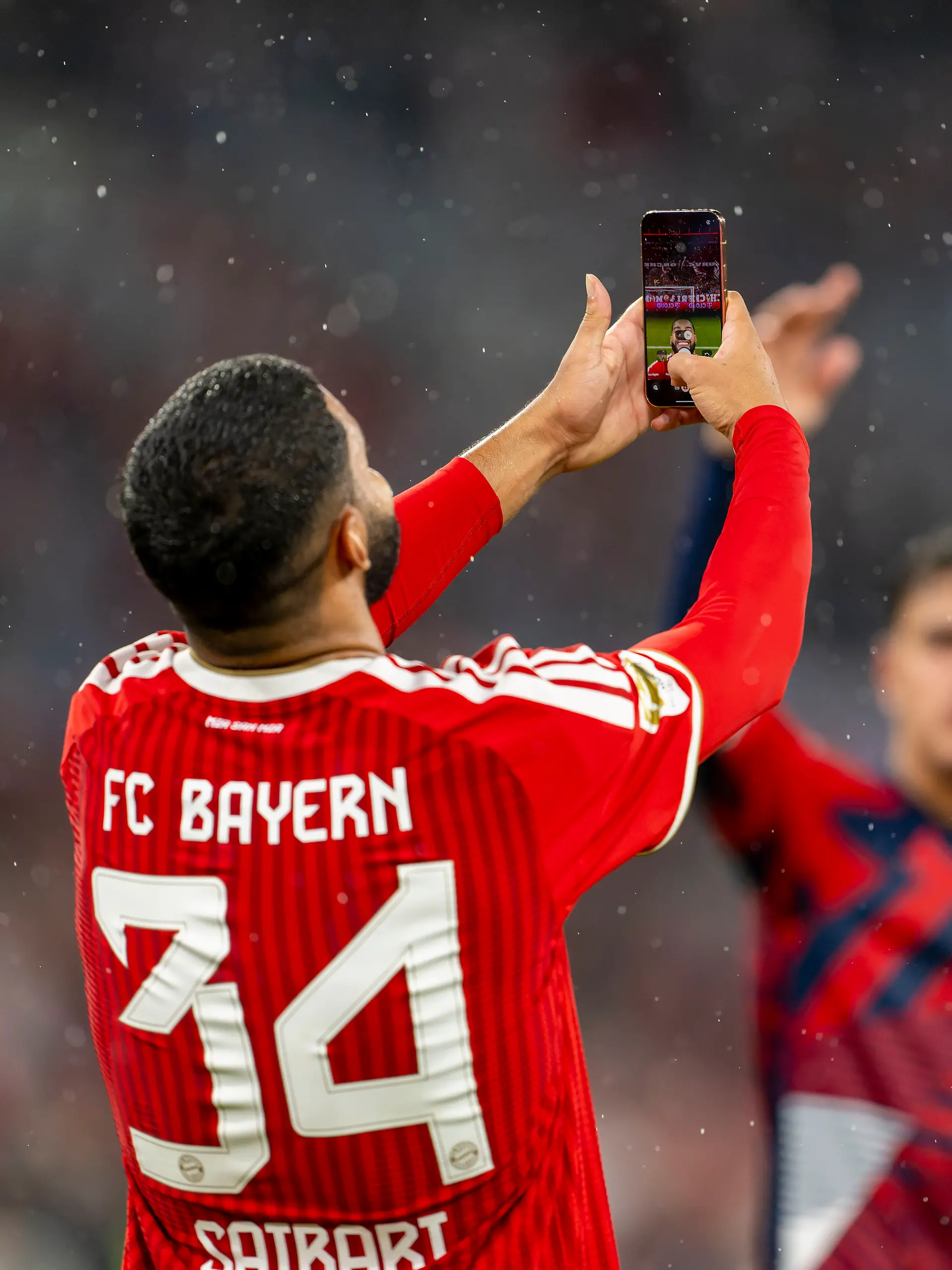 28.08.2026, Fussball Bundesliga 2026/2027, 1.Spieltag, FC Bayern Muenchen - VfB Stuttgart, in der Allianz-Arena Muenchen, Ismael Saibari (FC Bayern Muenchen) Schlussjubel mit Selfie in der Suedkurve.