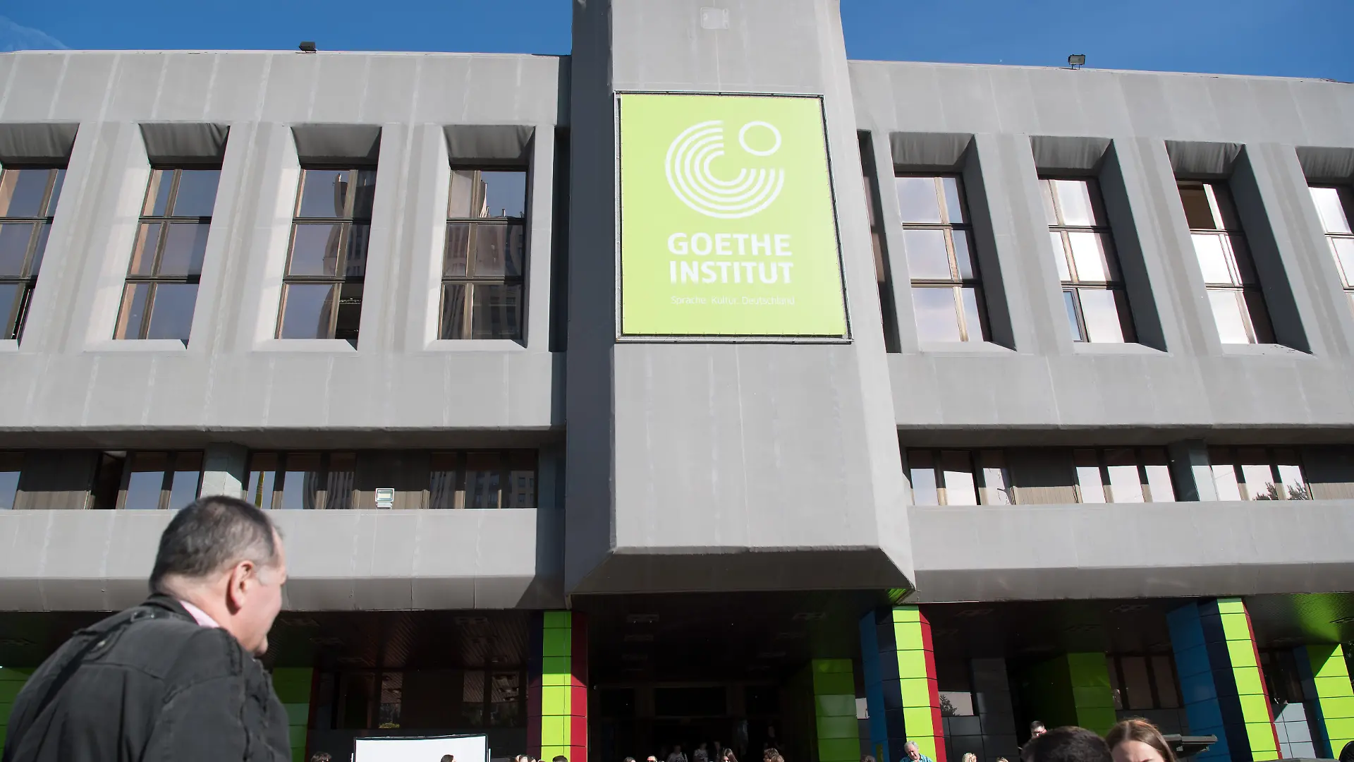 Menschen stehen vor dem Goethe-Institut (zu dpa: «"Drastische Einschnitte" - Goethe-Institut muss in Russland streichen») +++ dpa-Bildfunk +++