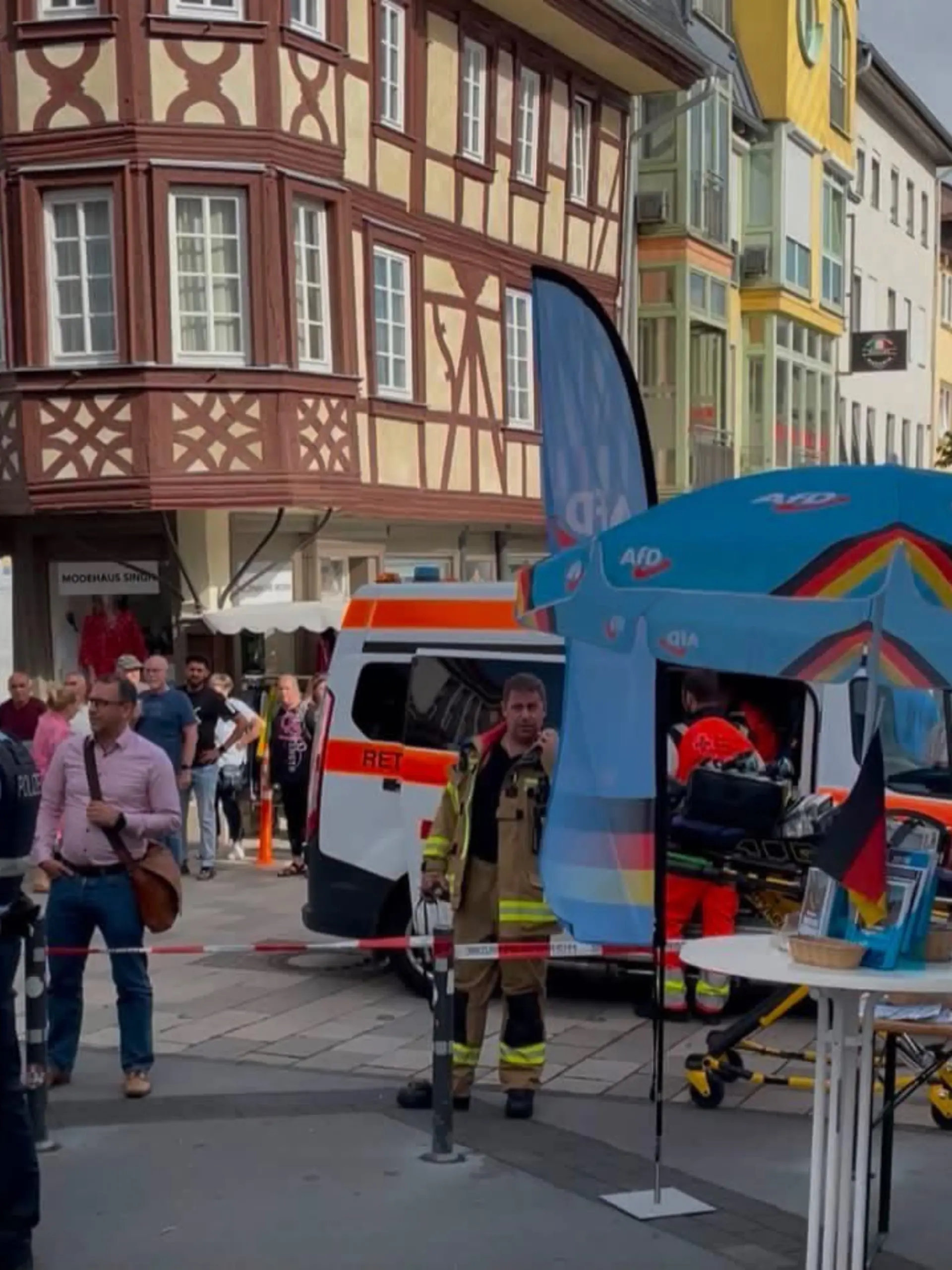 Bei einer Flüssigkeits-Attacke auf einen AfD-Infostand in Bad Kreuznach werden neun Menschen verletzt