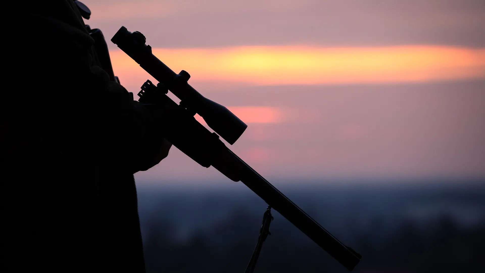 Ein Jäger (50) wird nachts auf einem Hochsitz im Westerwald tödlich von einem Schuss getroffen. (Symbolbild)