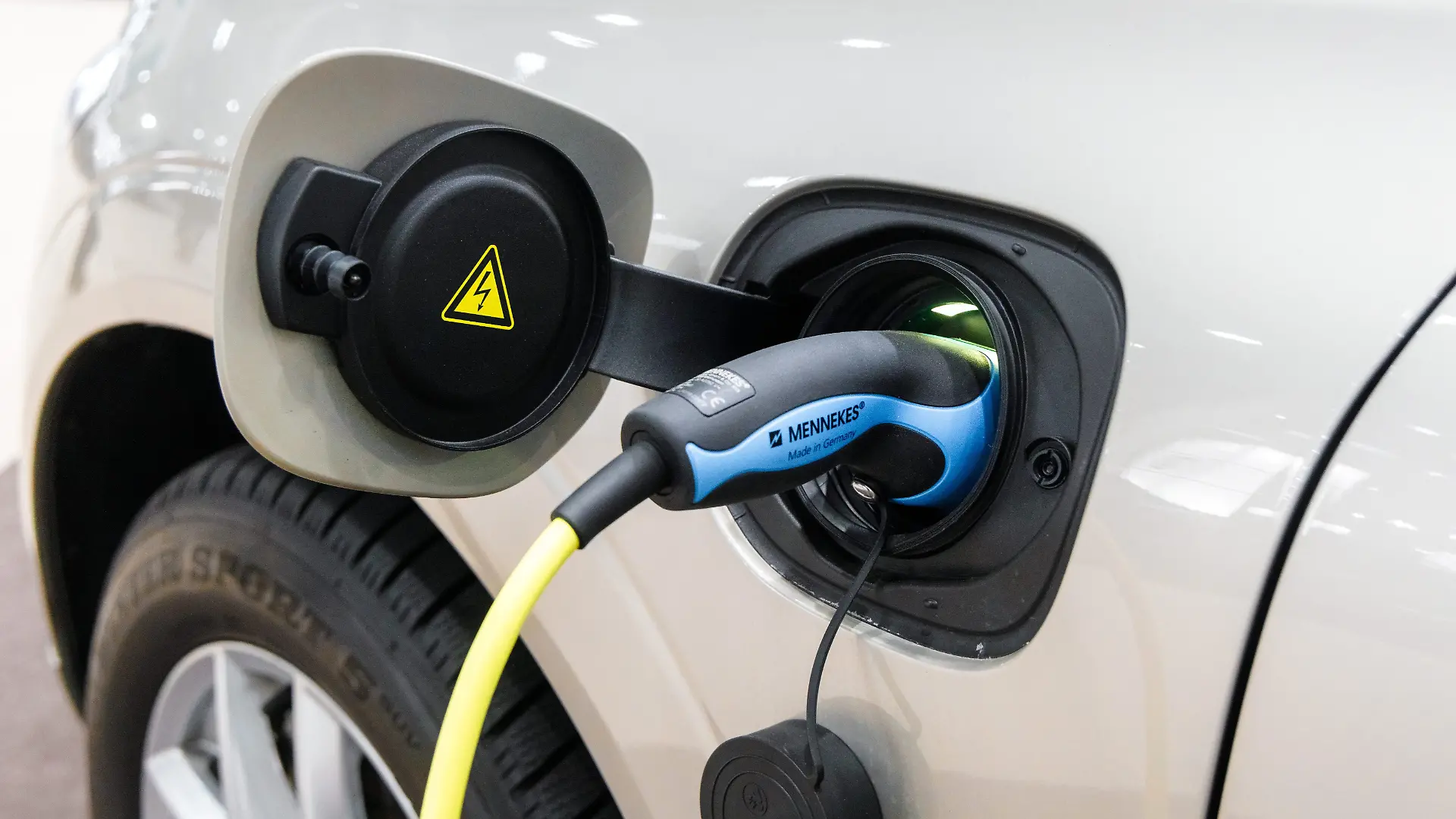 Die Anschlußbuchse eines Plugin-Hybrid Elektroautos mit eingestecktem Ladestecker ist am 07.02.2019 in Hamburg zu sehen.