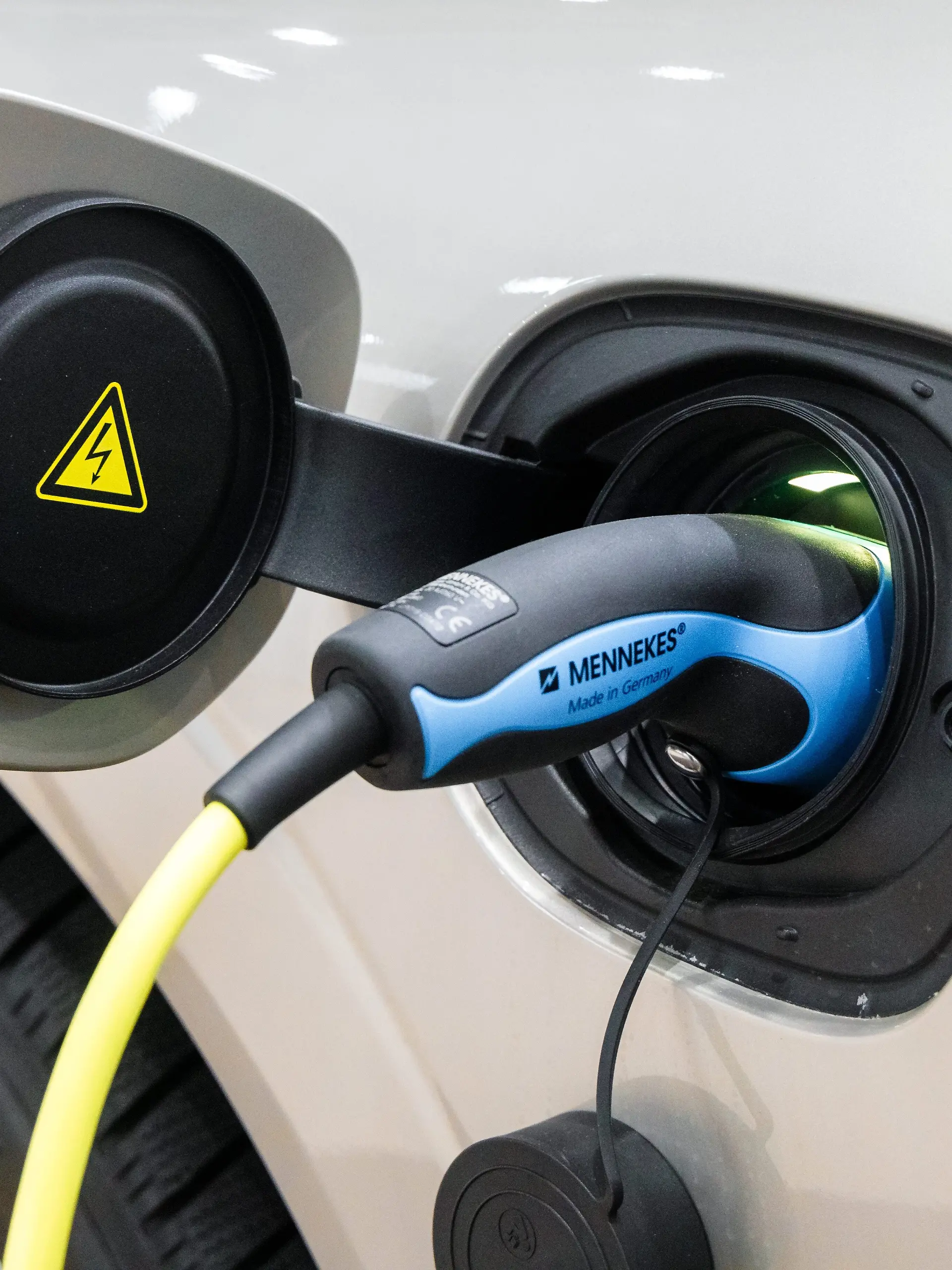 Die Anschlußbuchse eines Plugin-Hybrid Elektroautos mit eingestecktem Ladestecker ist am 07.02.2019 in Hamburg zu sehen.