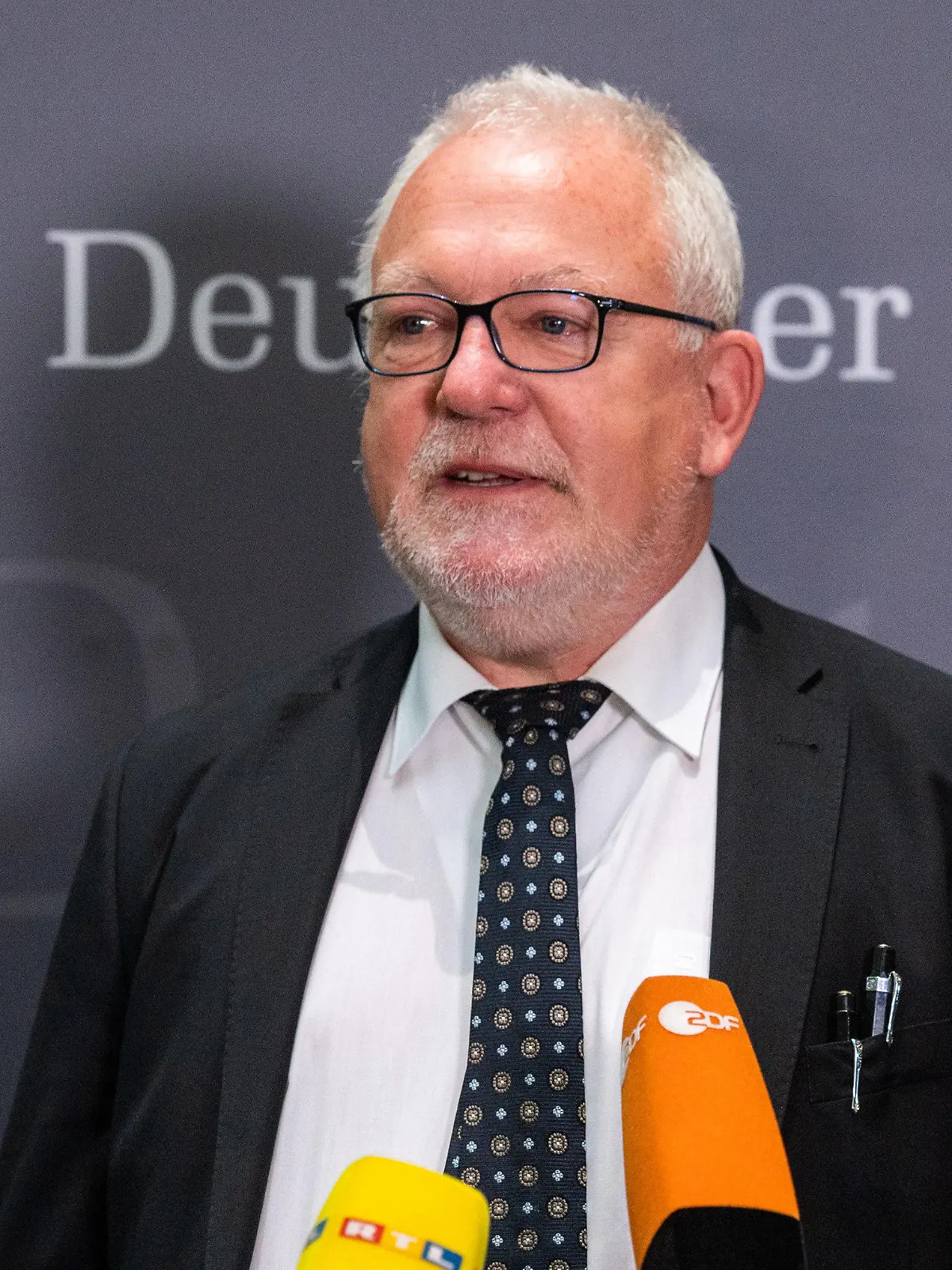 30.06.2021, Berlin: Wolfgang Hellmich (SPD), Vorsitzender des Verteidigungsausschusses, spricht vor einer Sitzung des Verteidigungsausschusses. Der Verteidigungsausschuss des Bundestages berät über den Anschlag auf die Bundeswehr in Mali. Foto: Christophe Gateau/dpa +++ dpa-Bildfunk +++