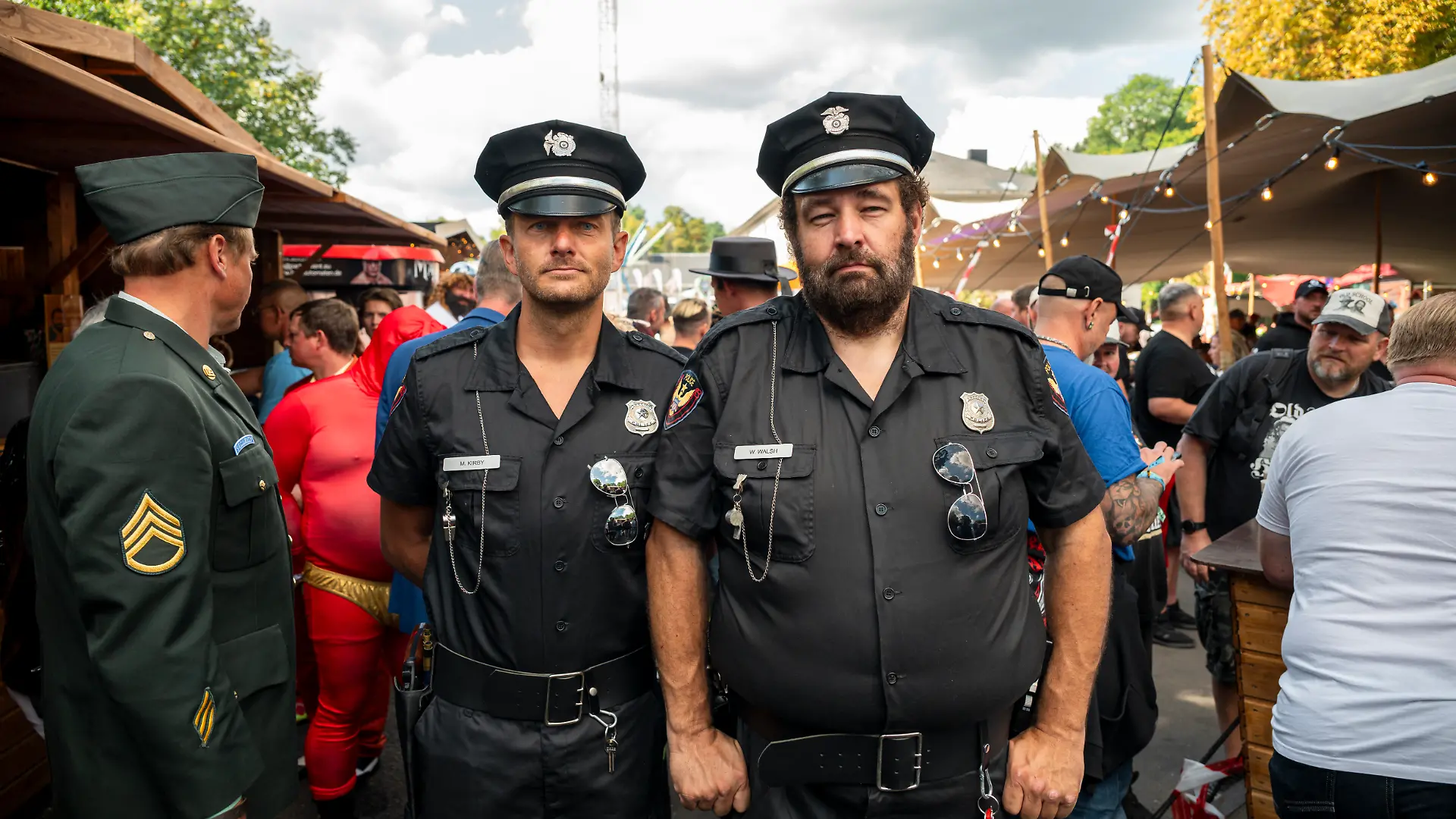 Lars Wiedemann und Henriko Langner (r) haben sich beim Spencer-Hill Festival als Terence Hill und Bud Spencer aus dem Film «Zwei außer Rand und Band» verkleidet.