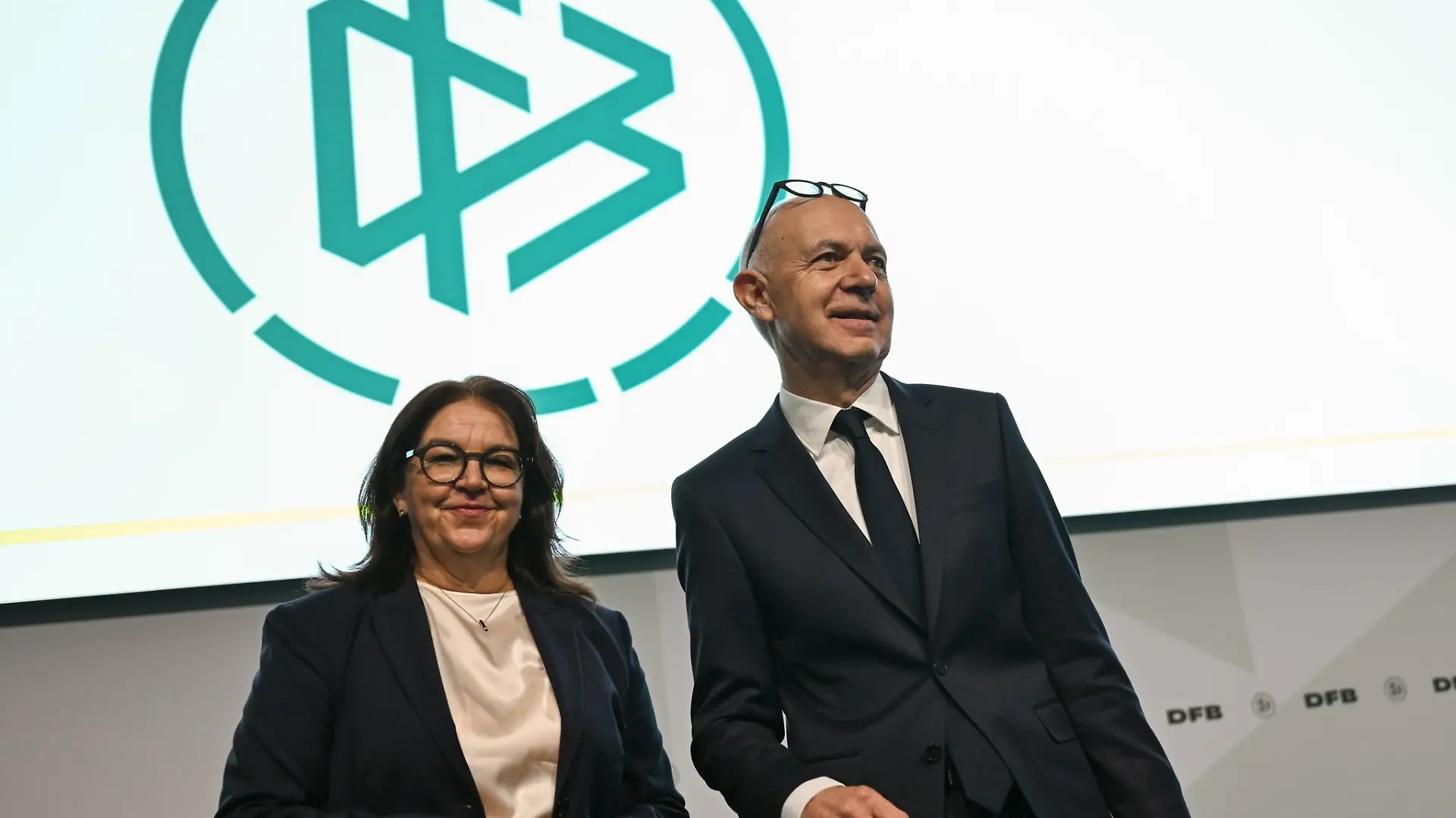 DFB-Boss Bernd Neuendorf und Vize Heike Ullrich: Die Frauen-Bundesliga geht eigene Wege. (Archivbild)