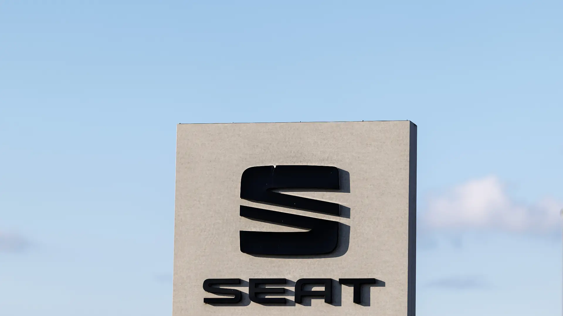 Das Markenlogo und der Schriftzug vom Automobilhersteller Seat ist am 01.10.2025 an einer Niederlassung vom Unternehmen in Wackersdorf (Bayern) zu sehen. Seat S.A. ist Tochtergesellschaft der Muttergesellschaft Volkswagen AG. (Symbolbild, Symbolfoto, Illustration, symbolisches Foto, illustratives Foto, Themenbild, allgemeines Bild, Themenfoto)