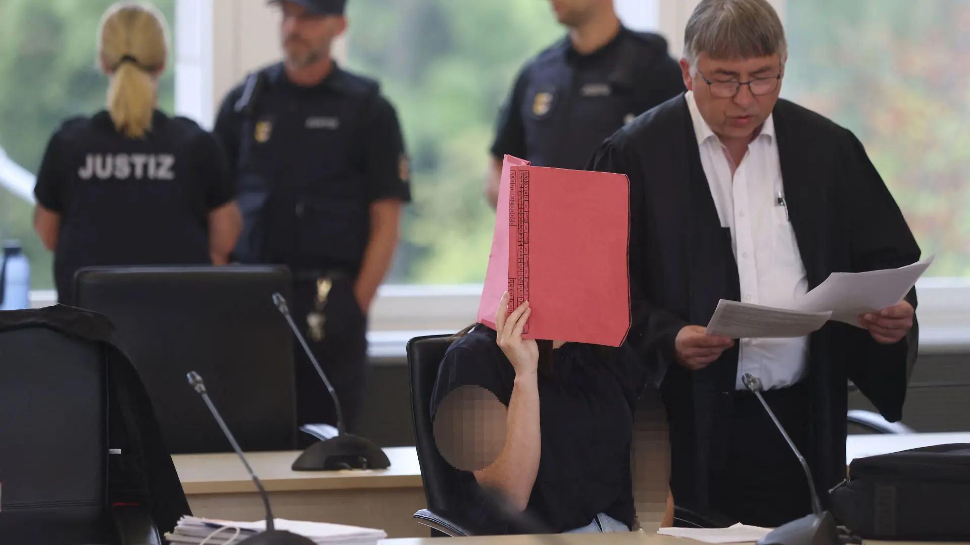 Gina H. verfolgt am 26. Prozesstag die Aussagen der jungen Zeugen vor dem Landgericht Rostock.