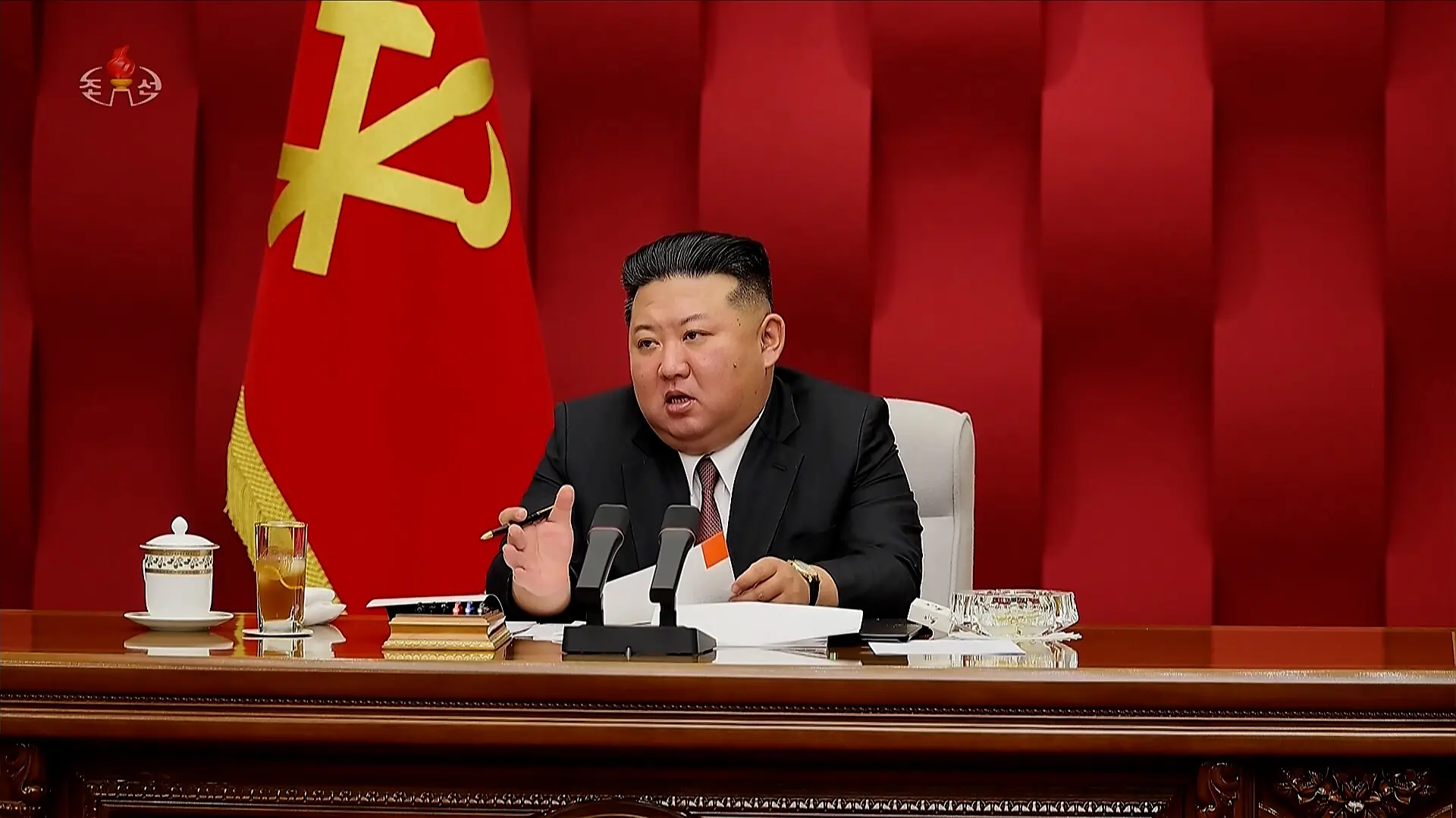 N.K. leader presides over politburo meeting North Korean leader Kim Jong-un speaks during an enlarged meeting of the Political Bureau of the Central Committee of the Workers Party of Korea in Pyongyang on Aug 25, 2026, in this photo taken from the North's official Korean Central Television the next day. (For Use Only in the Republic of Korea. No Redistribution) (Yonhap)/2026-08-26 09:36:06/
