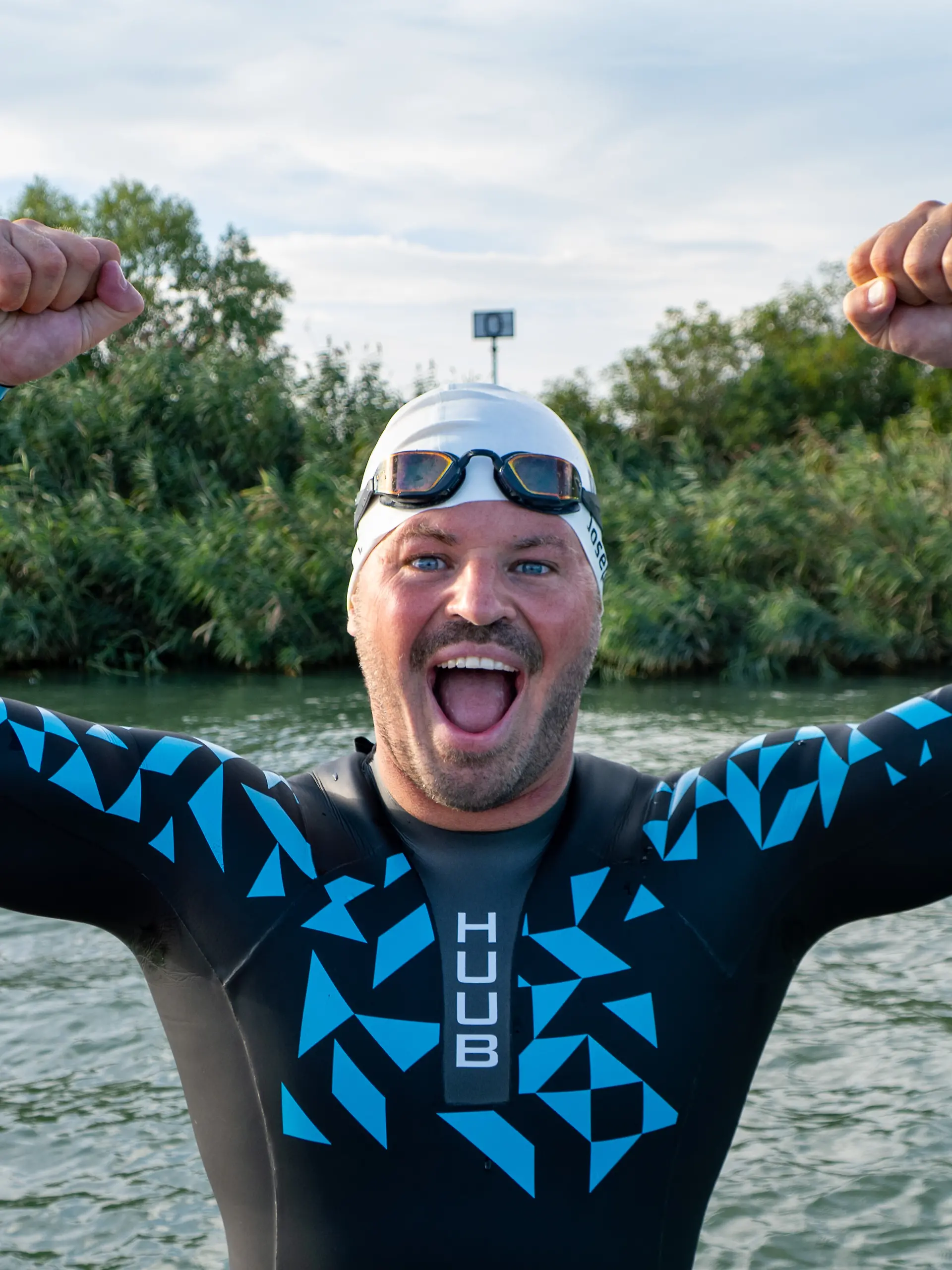 Der Dresdner Extremschwimmer Joseph Heß jubelt im Ziel. Heß hat die gesamte Donau von der Quelle in Donaueschingen bis ins Schwarze Meer durchschwommen, 2.850 Kilometer. Nach fast 60 Tagen erreichte er am 01.09.2026 sein Ziel in Sulina, teilte sein Team mit. +++ dpa-Bildfunk +++