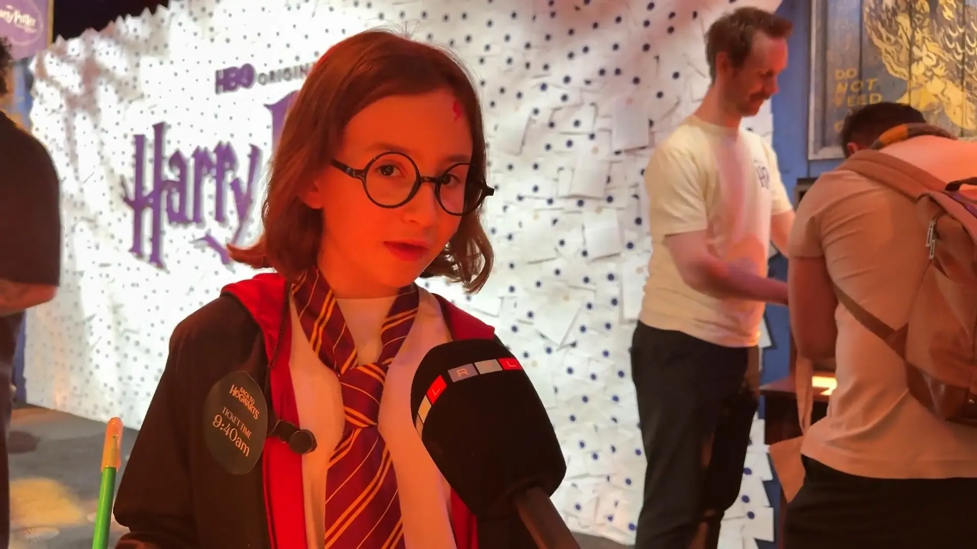 „Wie ein Zuhause“! Fans feiern 25 Jahre „Harry Potter“ in London Von klein bis groß verzaubert