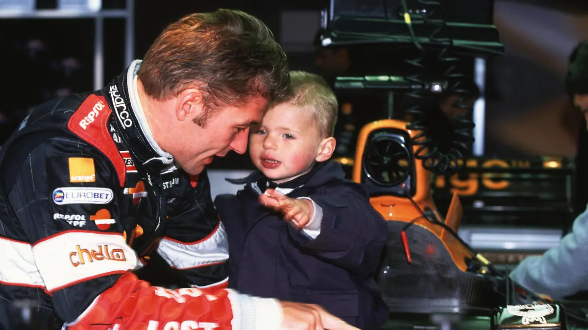 Der kleine Max 2000 zu Besuch bei seinem Papa in der F1-Box.