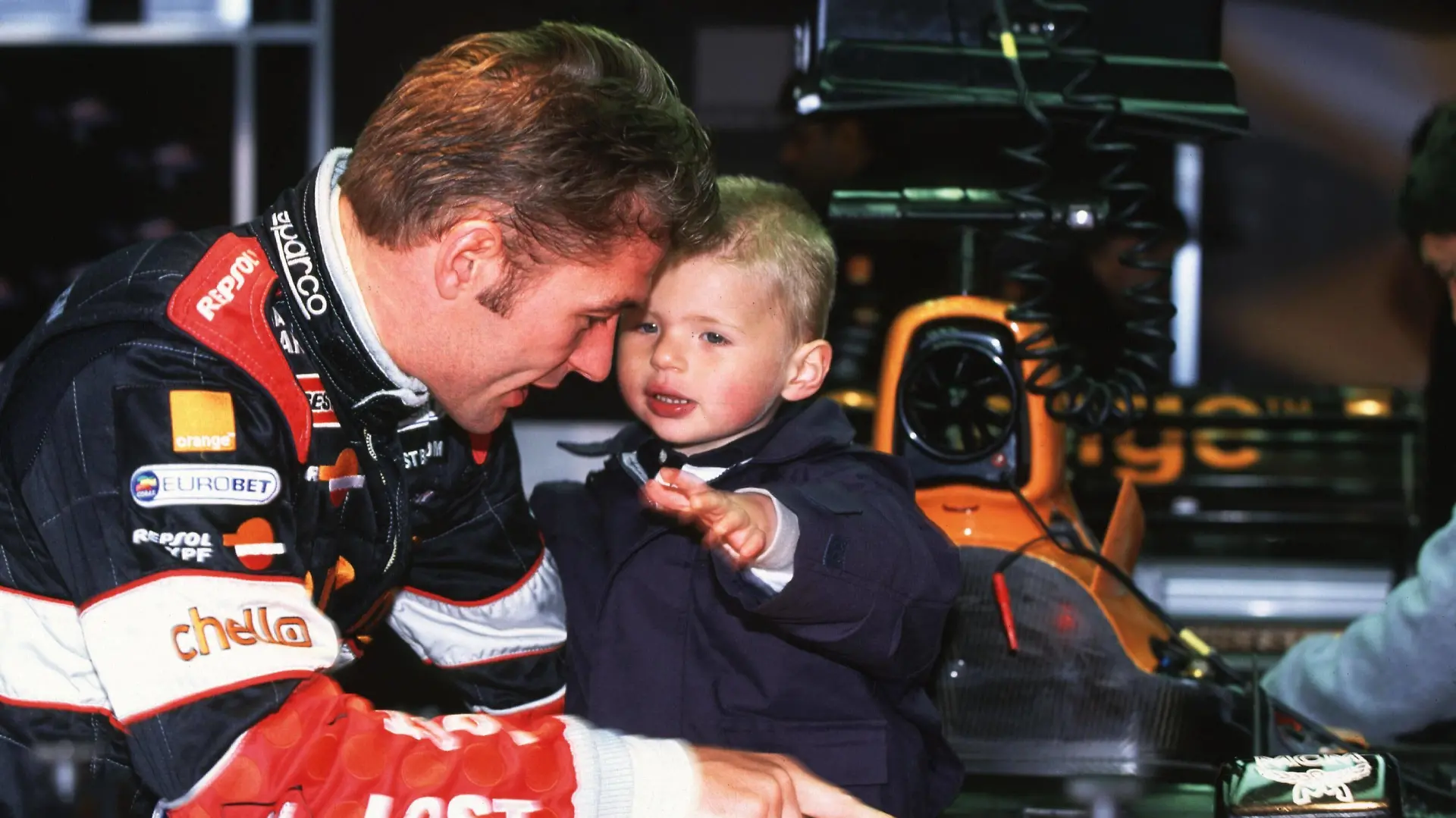 Der kleine Max 2000 zu Besuch bei seinem Papa in der F1-Box.