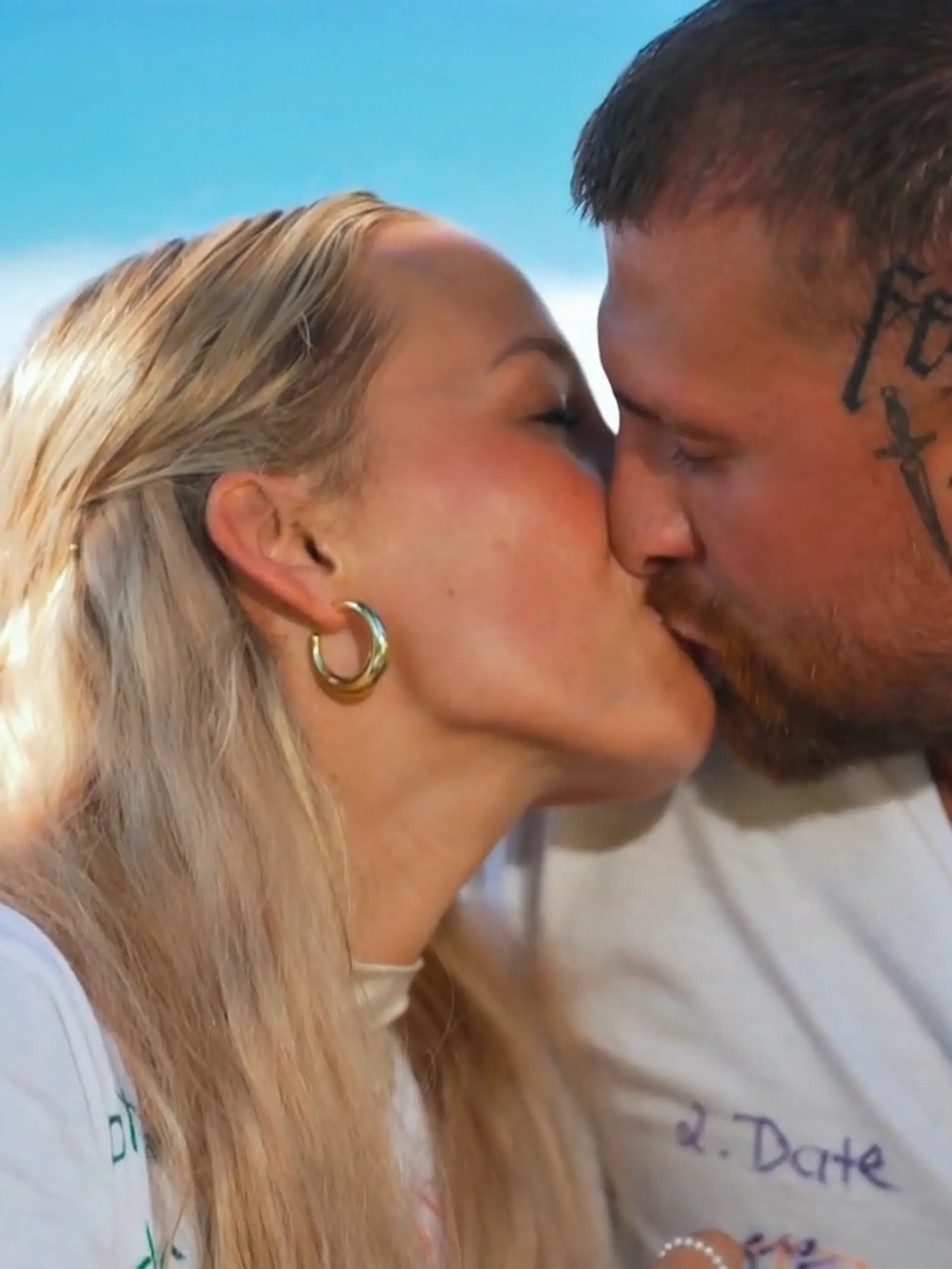 Bild zu: "Erst Sex-Abfuhr, dann fremd geknutscht! Plötzlich gesteht Gigi IHR seine Liebe"