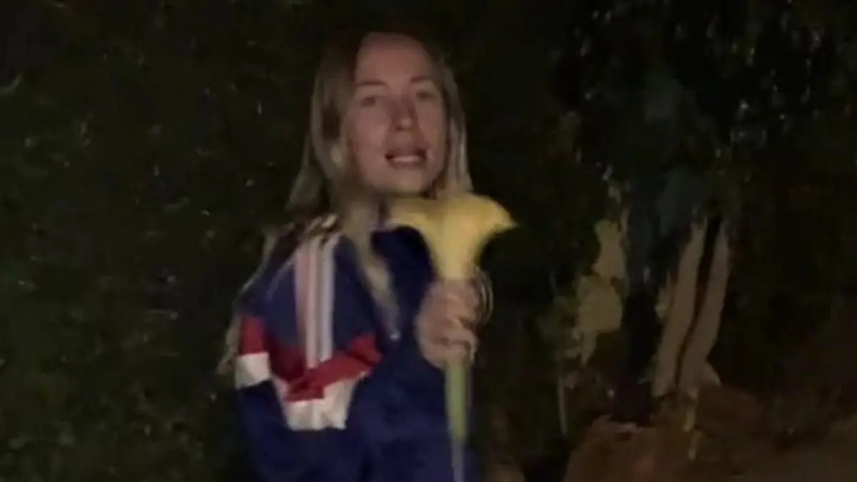 Kanadische Sängerin Raffaela Weyman riecht an Engelstrompete und erleidet Horrortrip